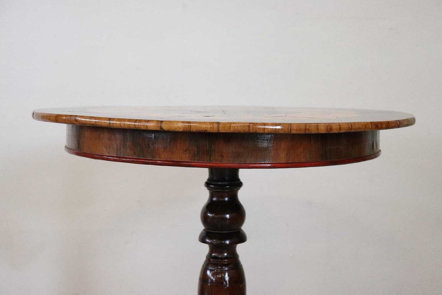 Runder Gueridon-Tisch oder Pedestal-Tisch mit Intarsien aus Nussbaum des 19. (Mittleres 19. Jahrhundert) im Angebot