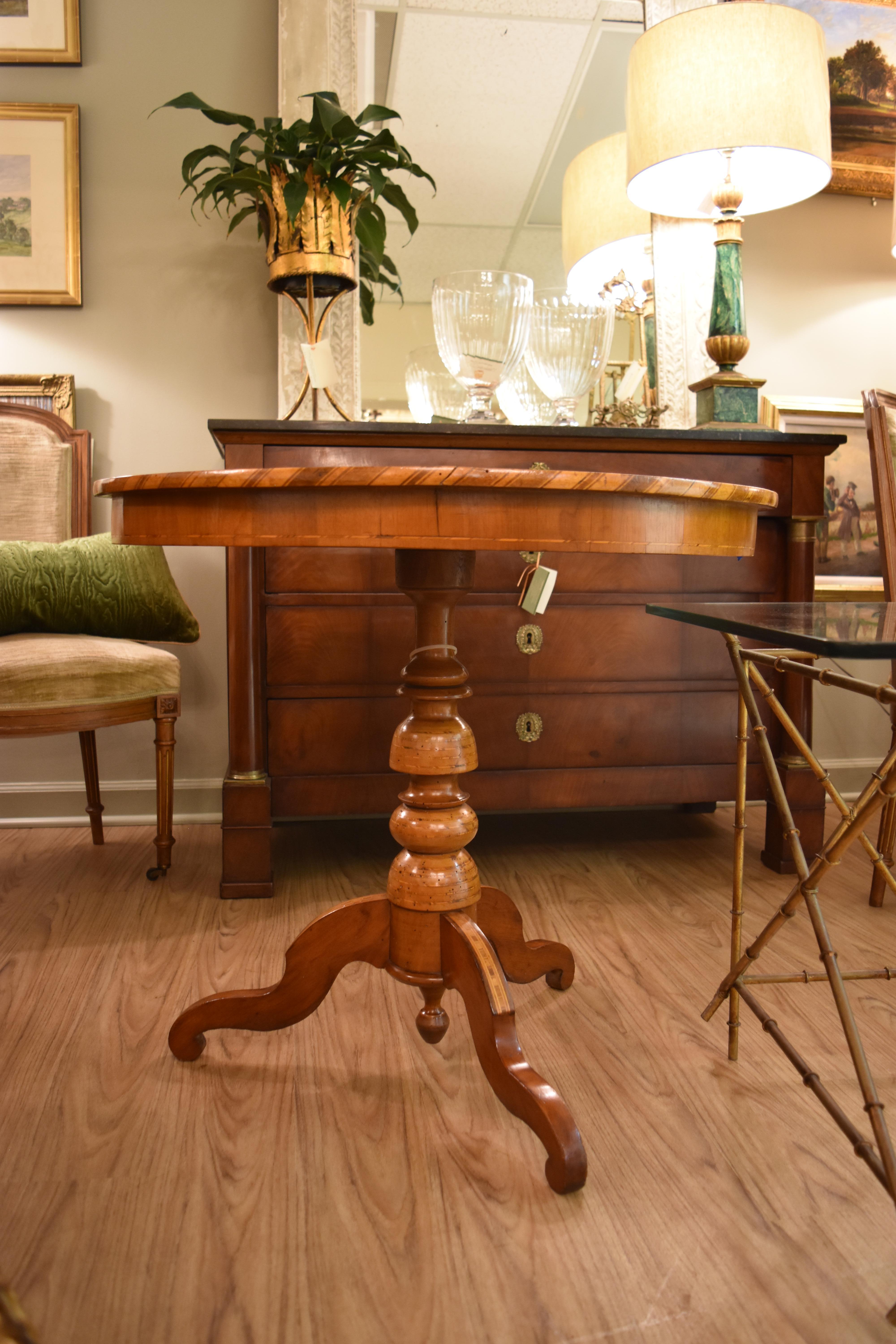 19th Century Inlaid Walnut Sorrento Table For Sale 1