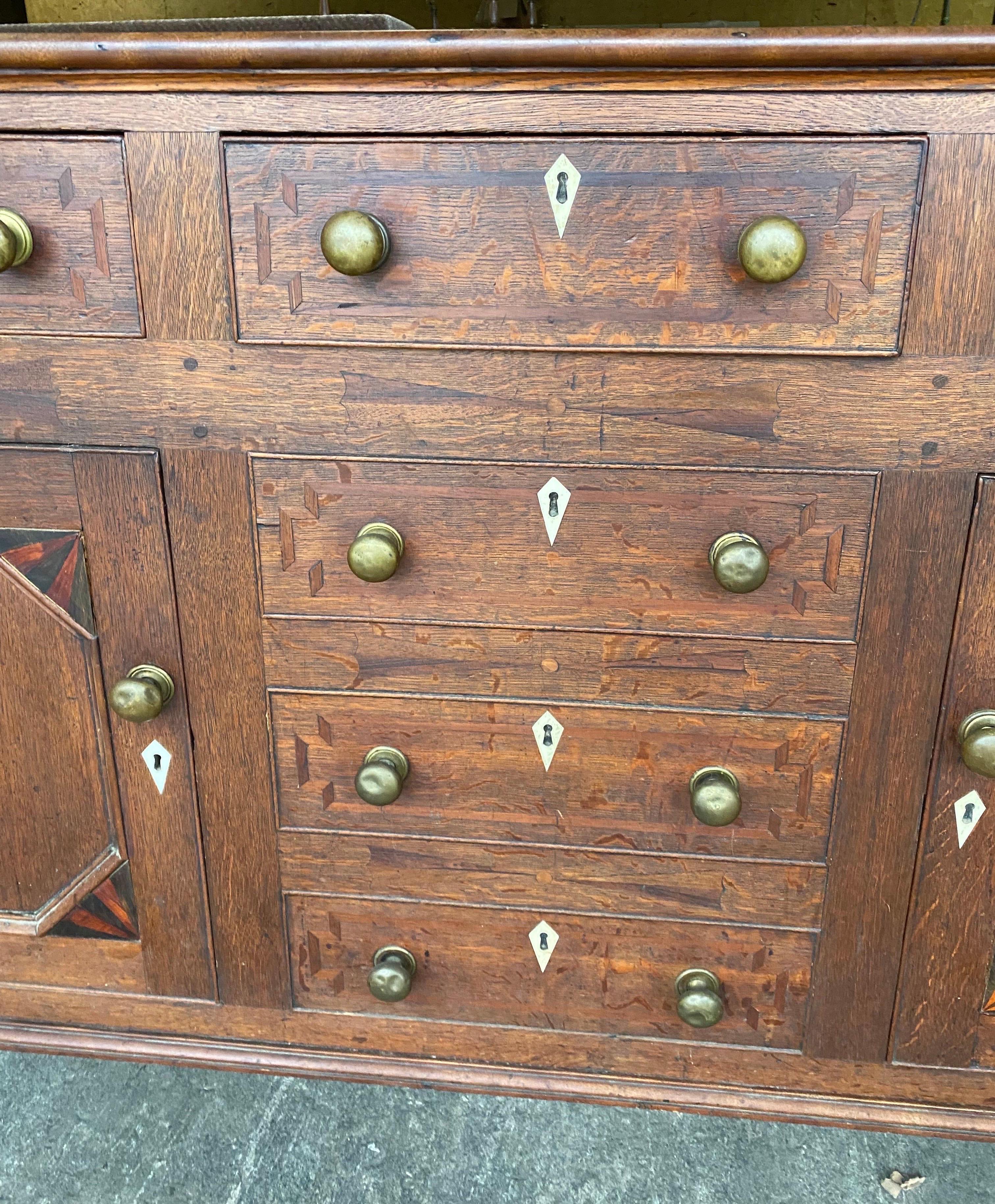 Armoire en chêne gallois marqueté du 19e siècle Bon état - En vente à Richmond, VA