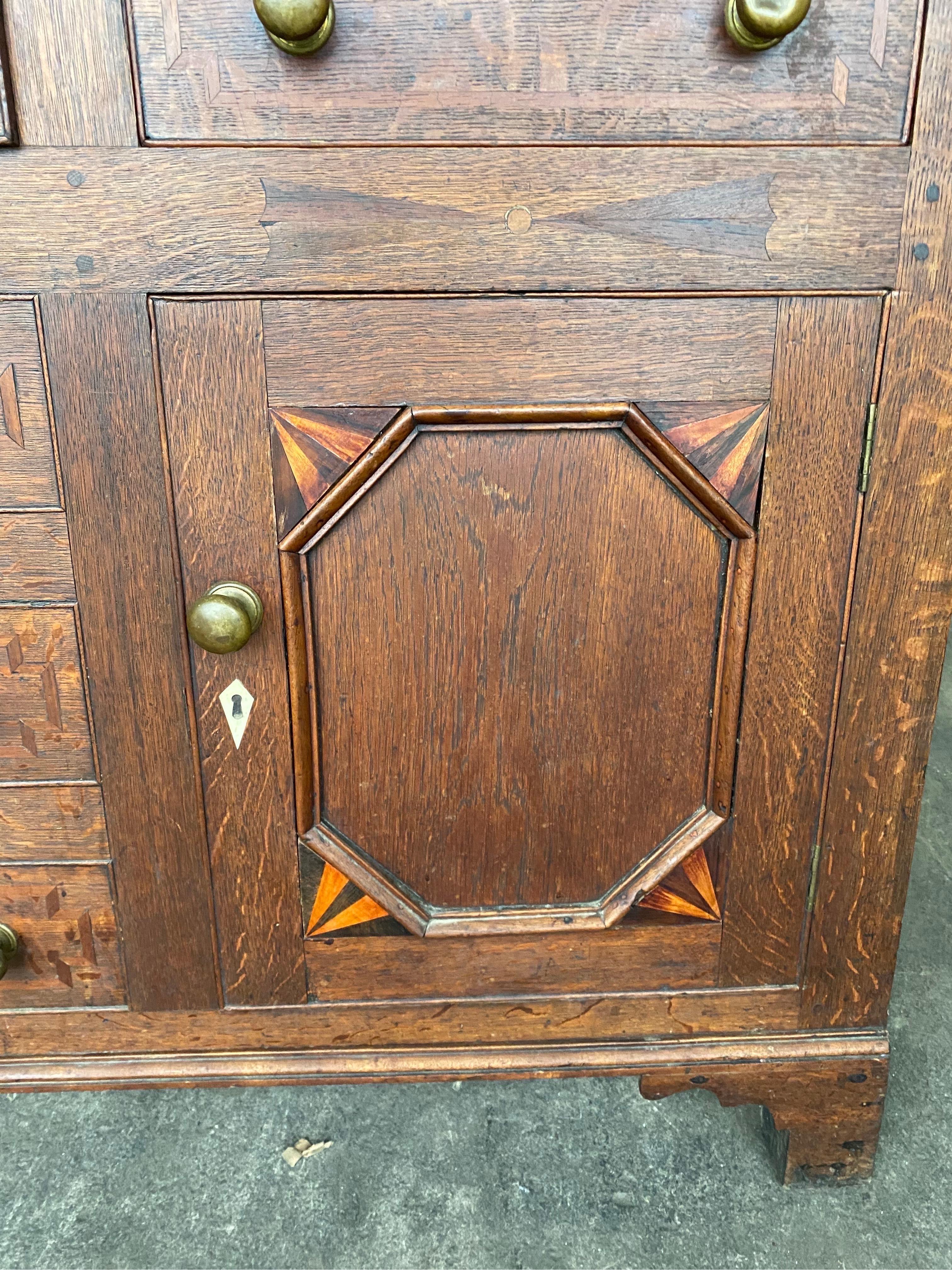 XIXe siècle Armoire en chêne gallois marqueté du 19e siècle en vente