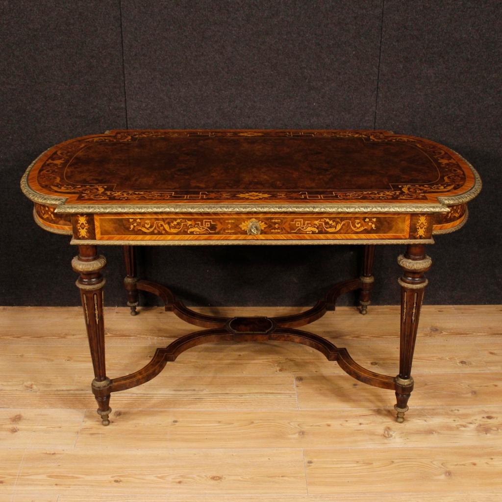 French table from late 19th century. Furniture in wood finely inlaid in rosewood, walnut, maple, mahogany and fruitwood. Desk with a top in character adorned with a gilded and chiselled bronze frame. Writing table equipped with a drawer of good
