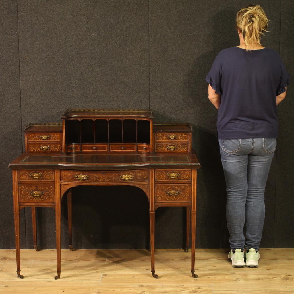 Elegantes englisches Schreibpult aus der zweiten Hälfte des 19. Jahrhunderts. Für das Mittelmöbel mit einer angenehmen Intarsienarbeit in Nussbaum, Ahorn, Palisander, Mahagoni und Obstholz von hervorragender Qualität versehen. Der Schreibtisch