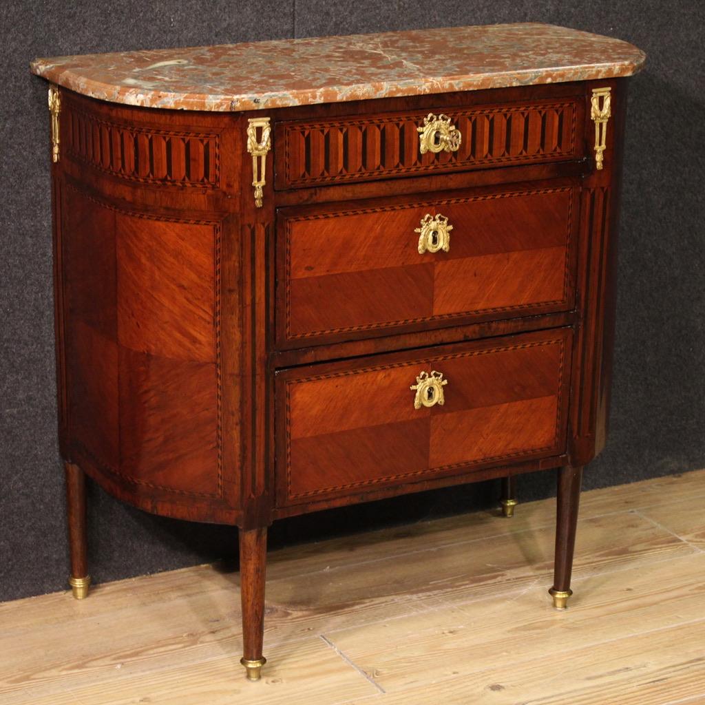 Piccola commode francese della seconda metà del XIX secolo. Questo comò dell'epoca di Napoleone III è finemente impiallacciato e intarsiato con decorazioni geometriche in mogano, acero, noce, legno ebanizzato e legno di frutta, di bellissime linee e