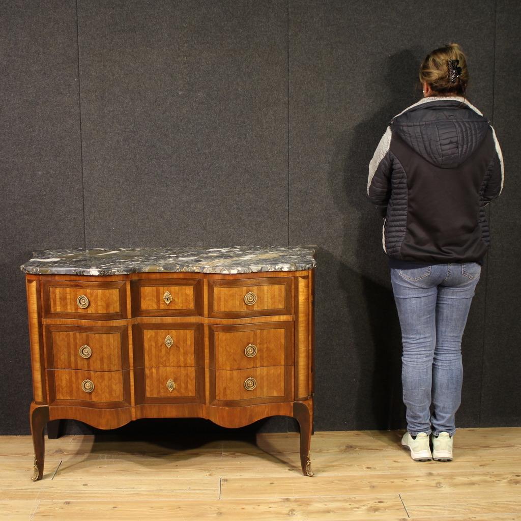 French chest of drawers from the late 19th century. Transition-style furniture, curved front and sides, veneered and inlaid with mahogany, walnut, maple, rosewood, and fruitwood. The commode has three spacious drawers complete with working keys and