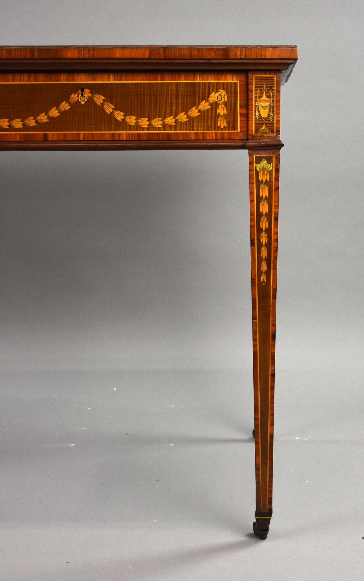 Table à écrire marquetée du 19e siècle en vente 5