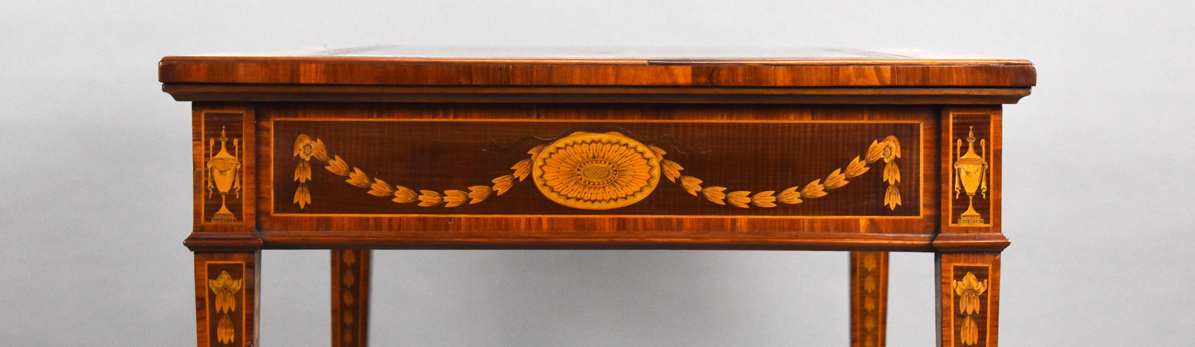 Table à écrire marquetée du 19e siècle en vente 6