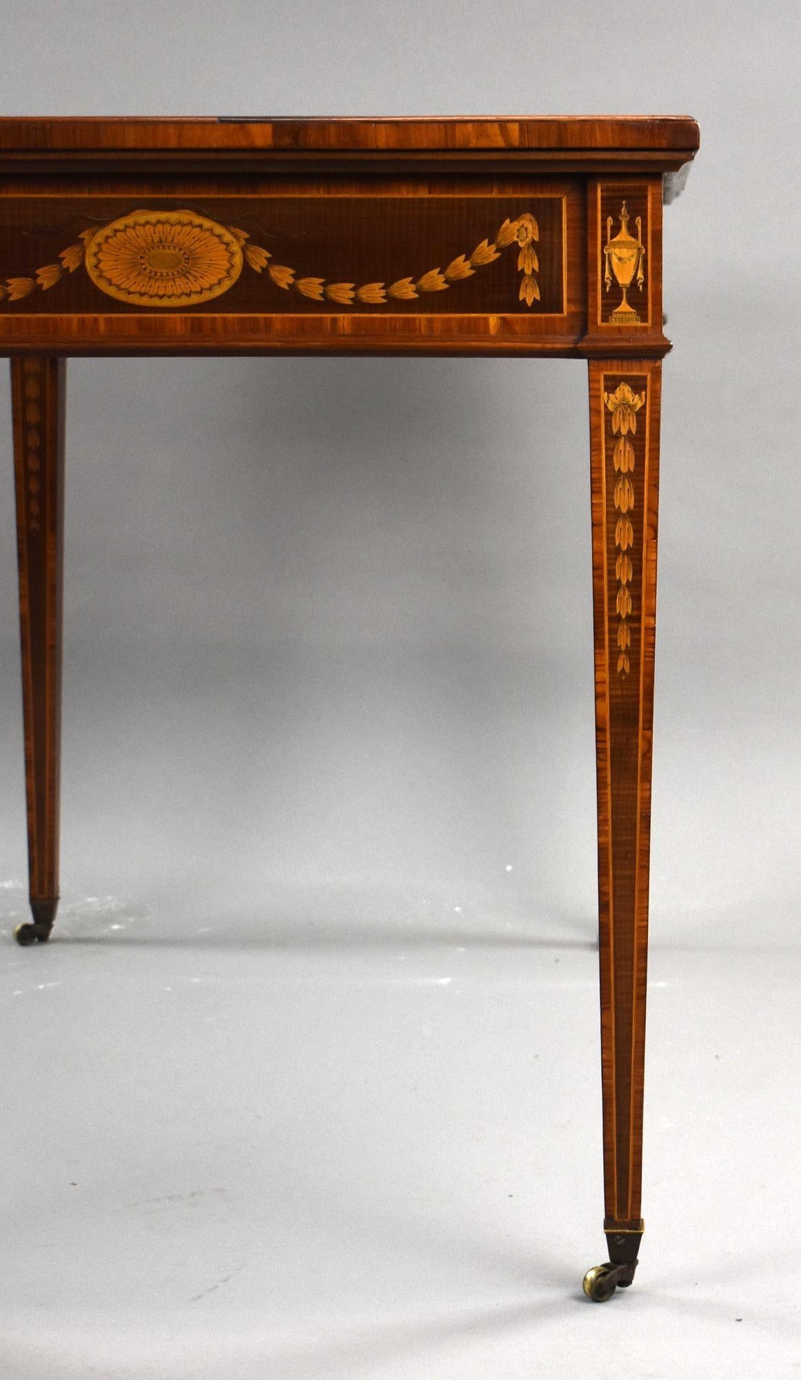 Table à écrire marquetée du 19e siècle en vente 8