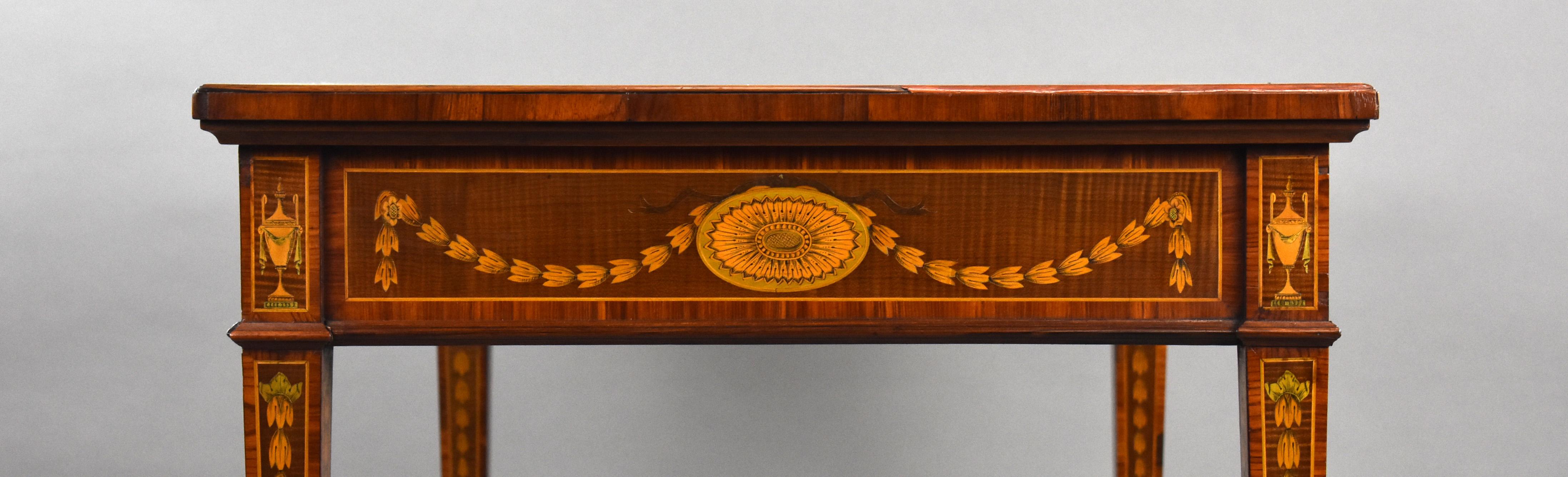 Table à écrire marquetée du 19e siècle en vente 9