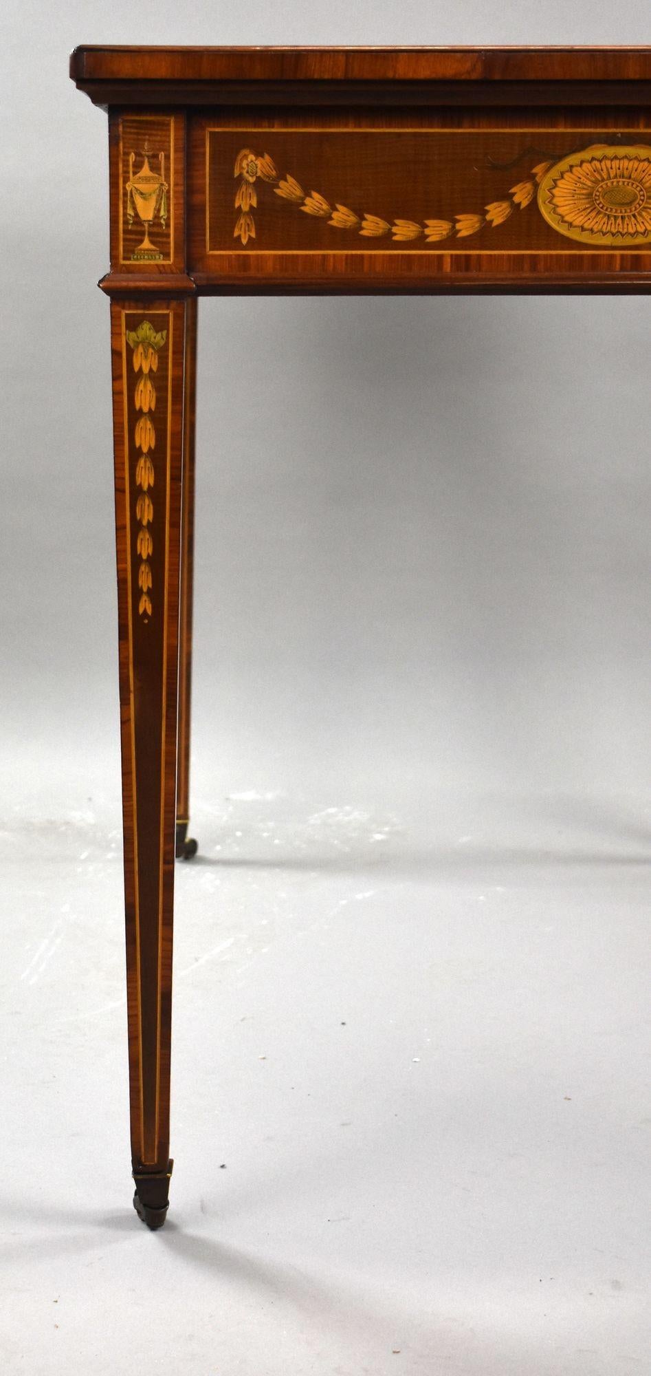 Table à écrire marquetée du 19e siècle en vente 10