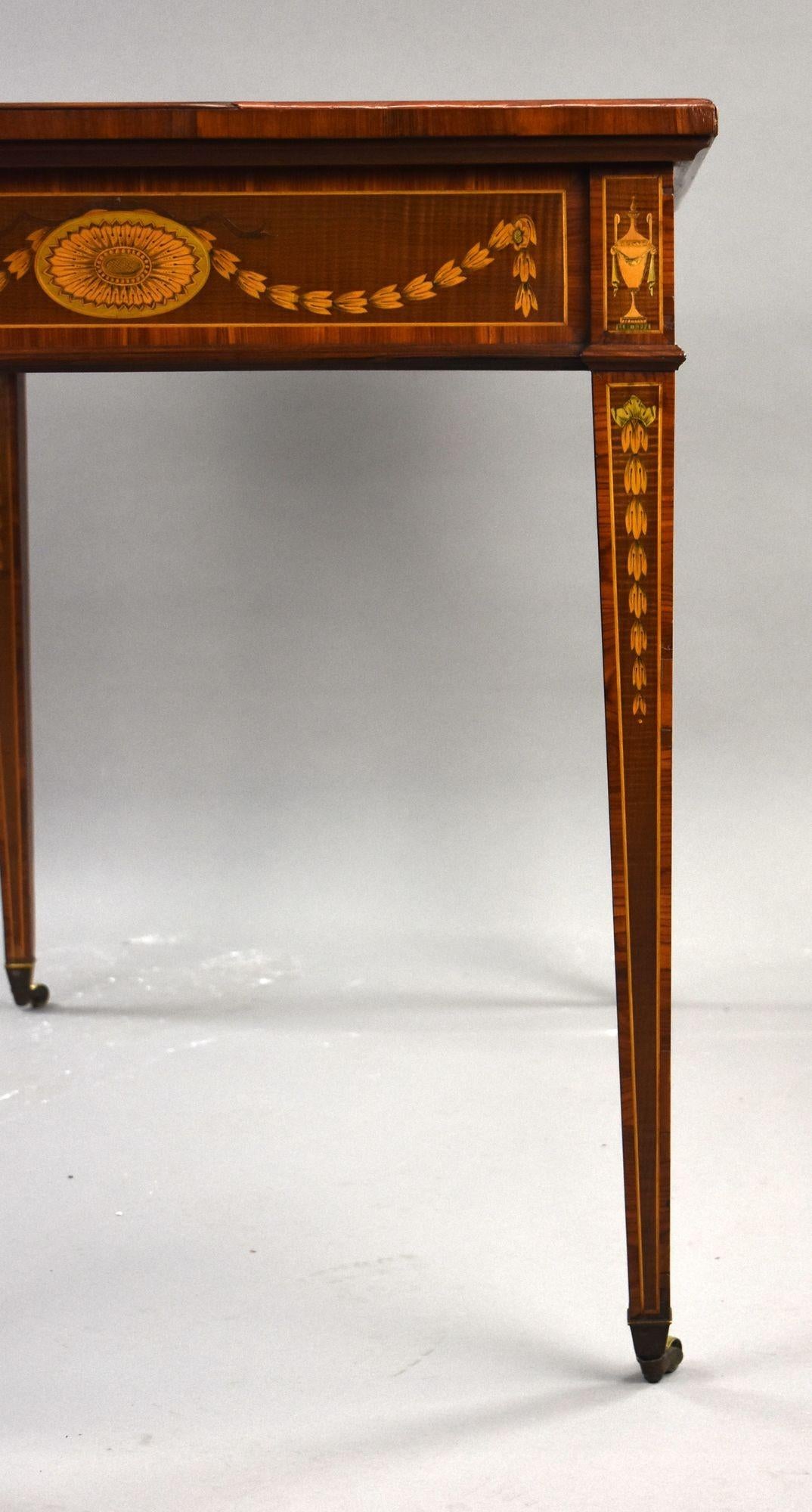 Table à écrire marquetée du 19e siècle en vente 11