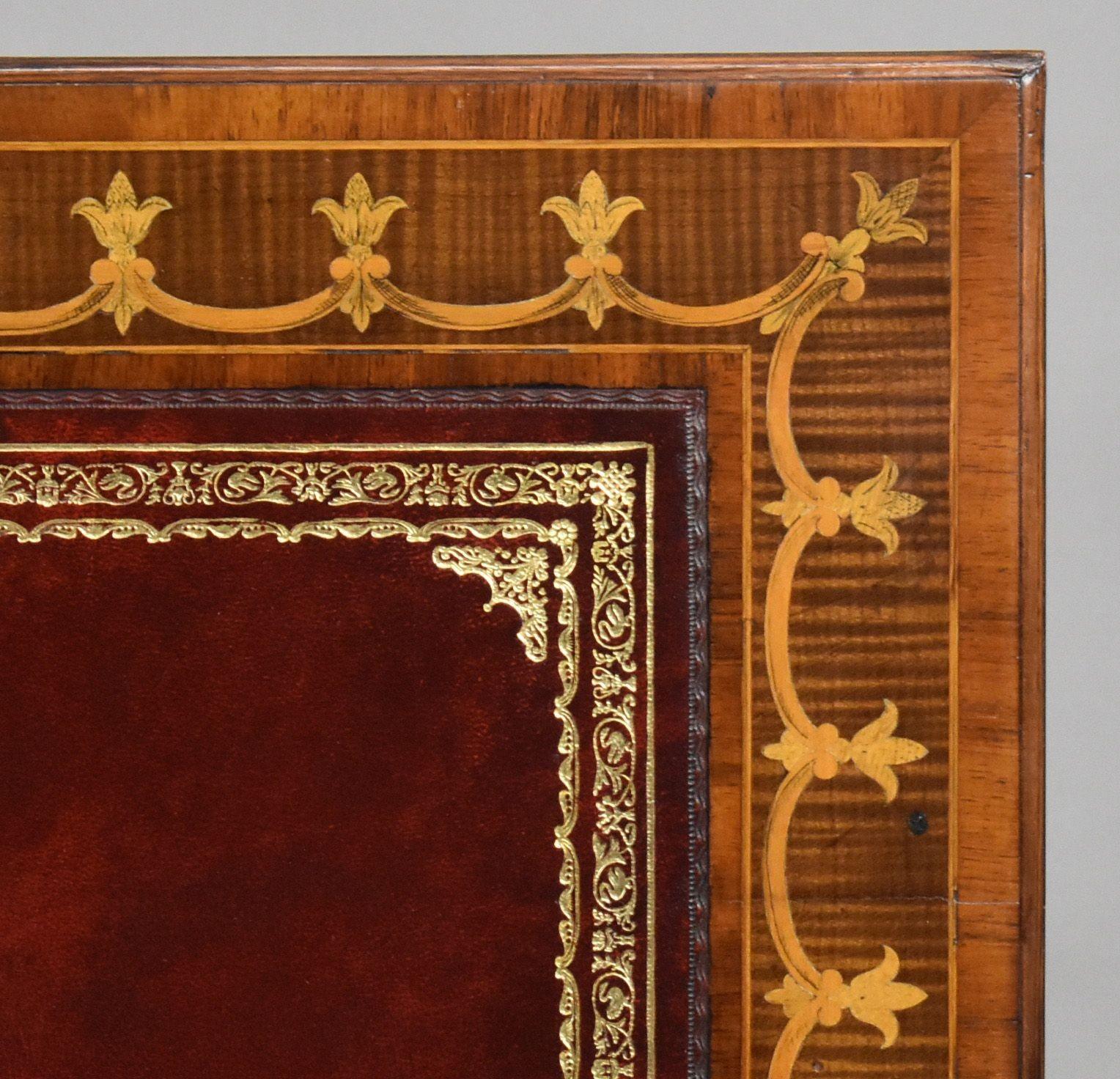 Table à écrire marquetée du 19e siècle en vente 13