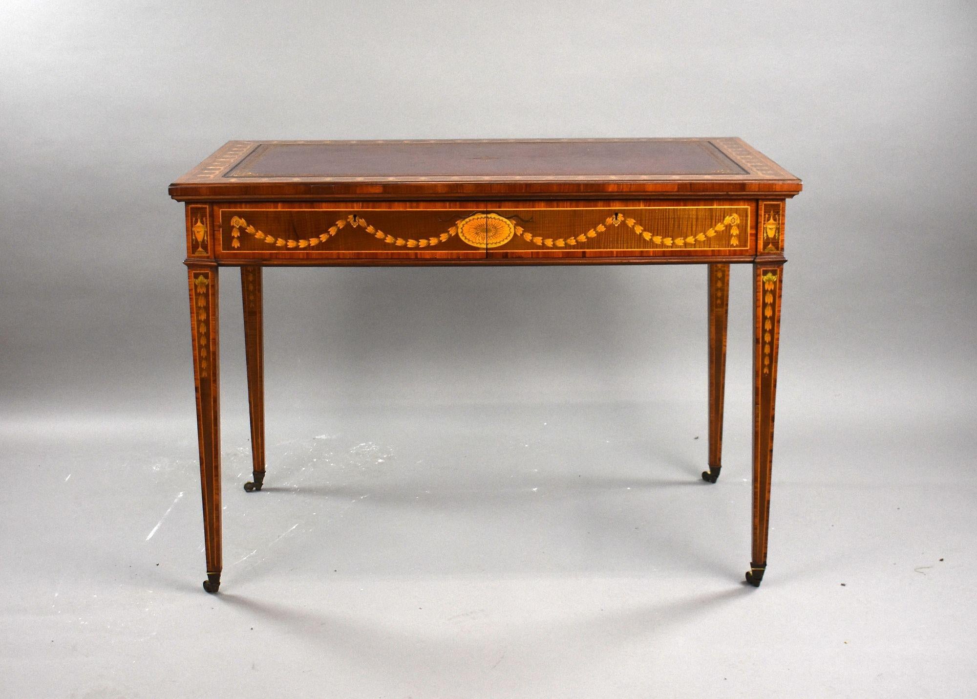 Table à écrire en marqueterie du XIXe siècle
Code de l'article : S27-1076
Table à écrire de la fin du XIXe siècle en acajou, attribuée aux célèbres ébénistes londoniens Edwards & Roberts. Finement incrustée, la table repose sur d'élégants pieds