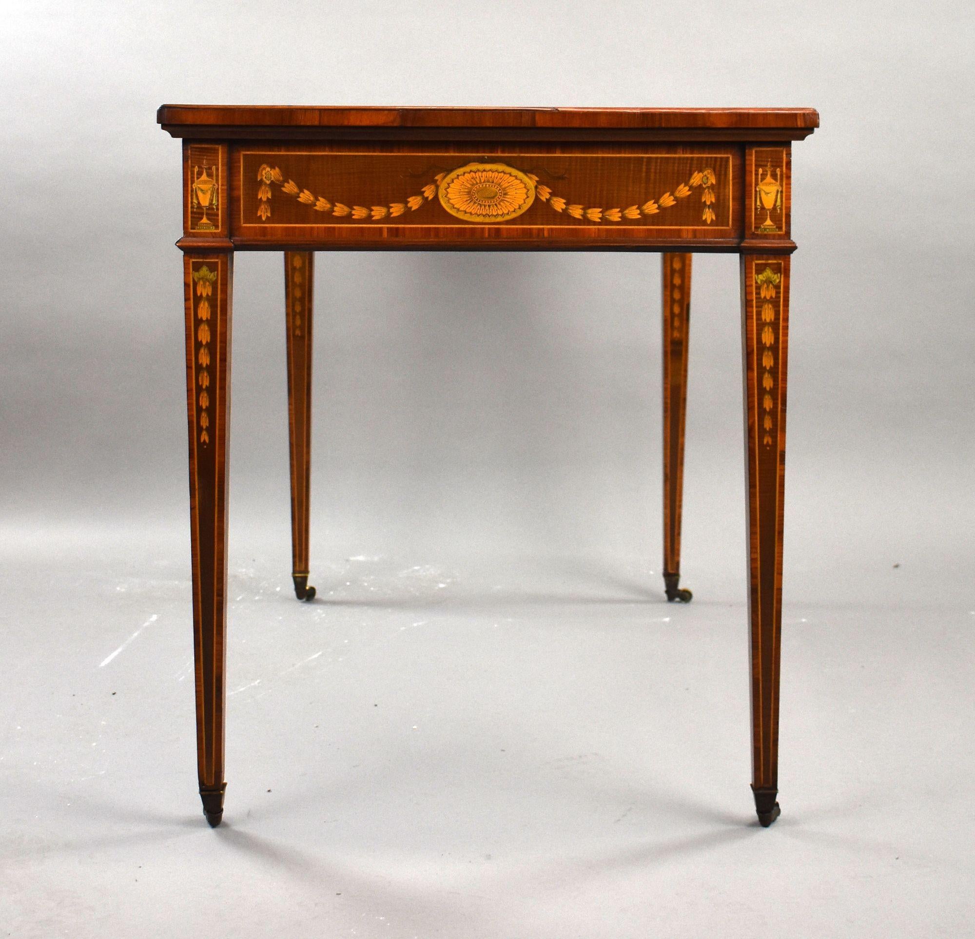 XIXe siècle Table à écrire marquetée du 19e siècle en vente