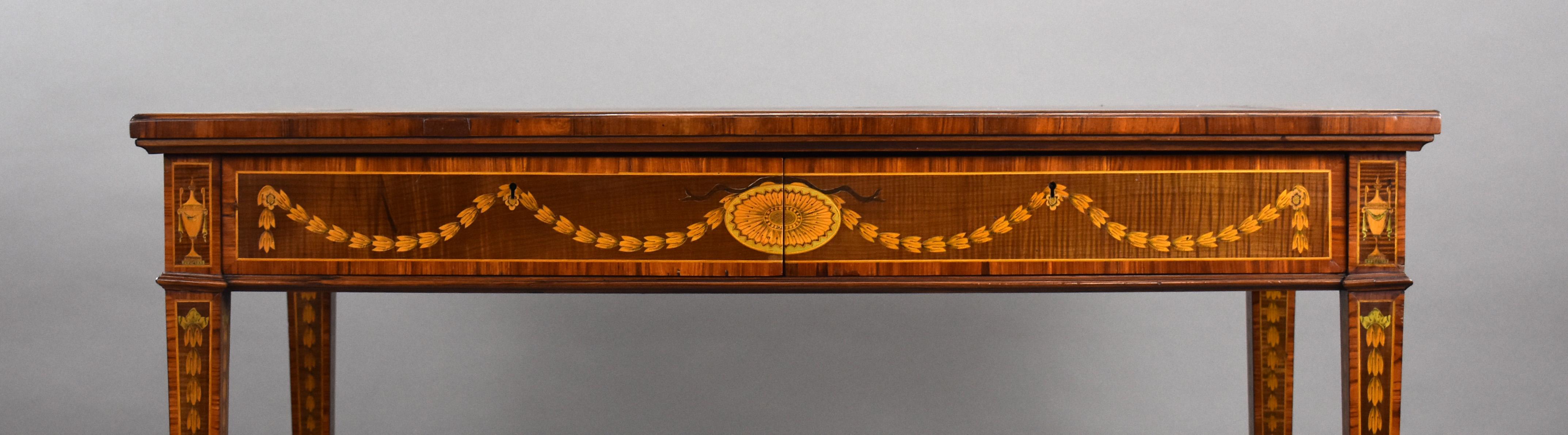 Acajou Table à écrire marquetée du 19e siècle en vente