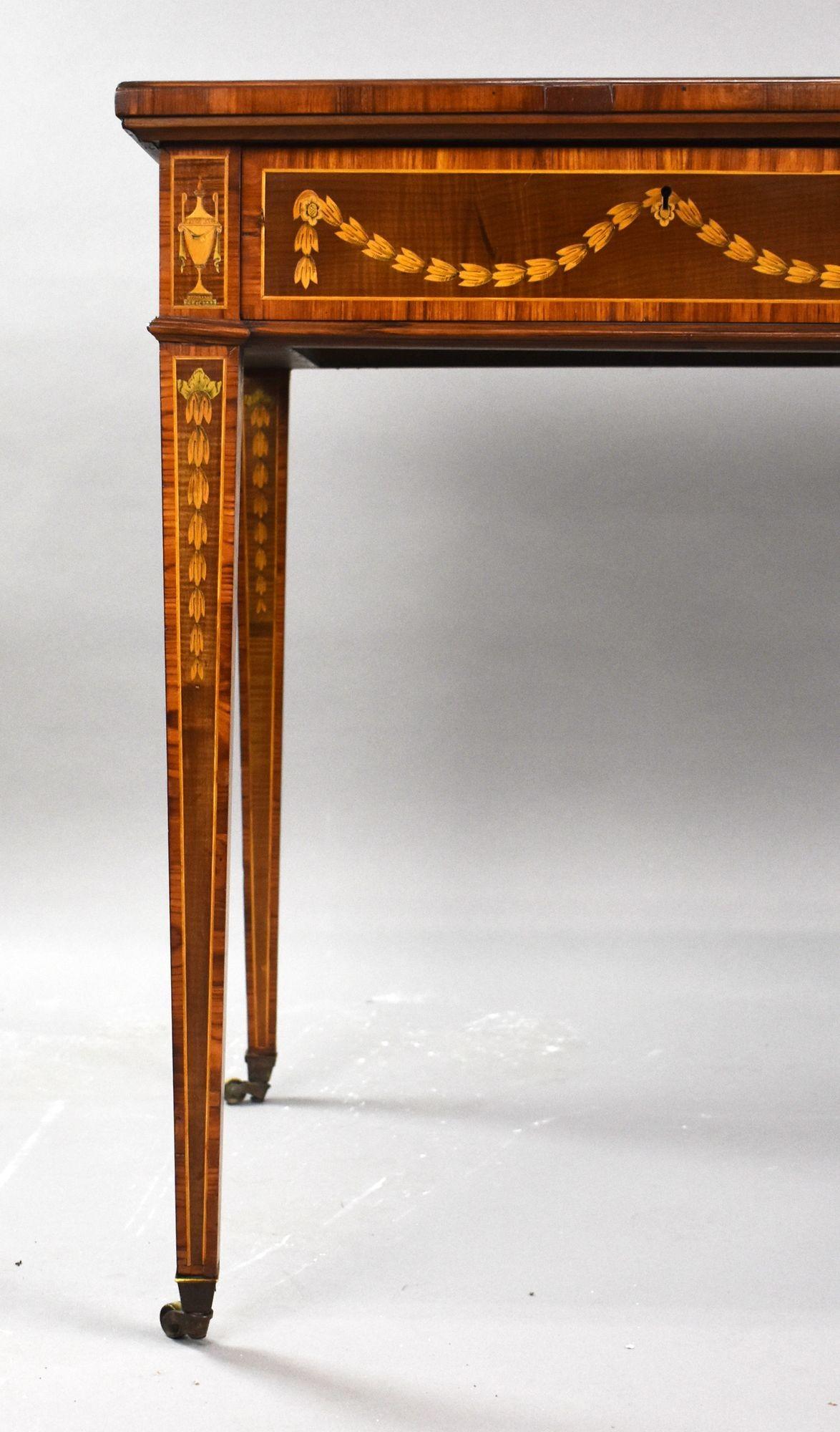 Table à écrire marquetée du 19e siècle en vente 1