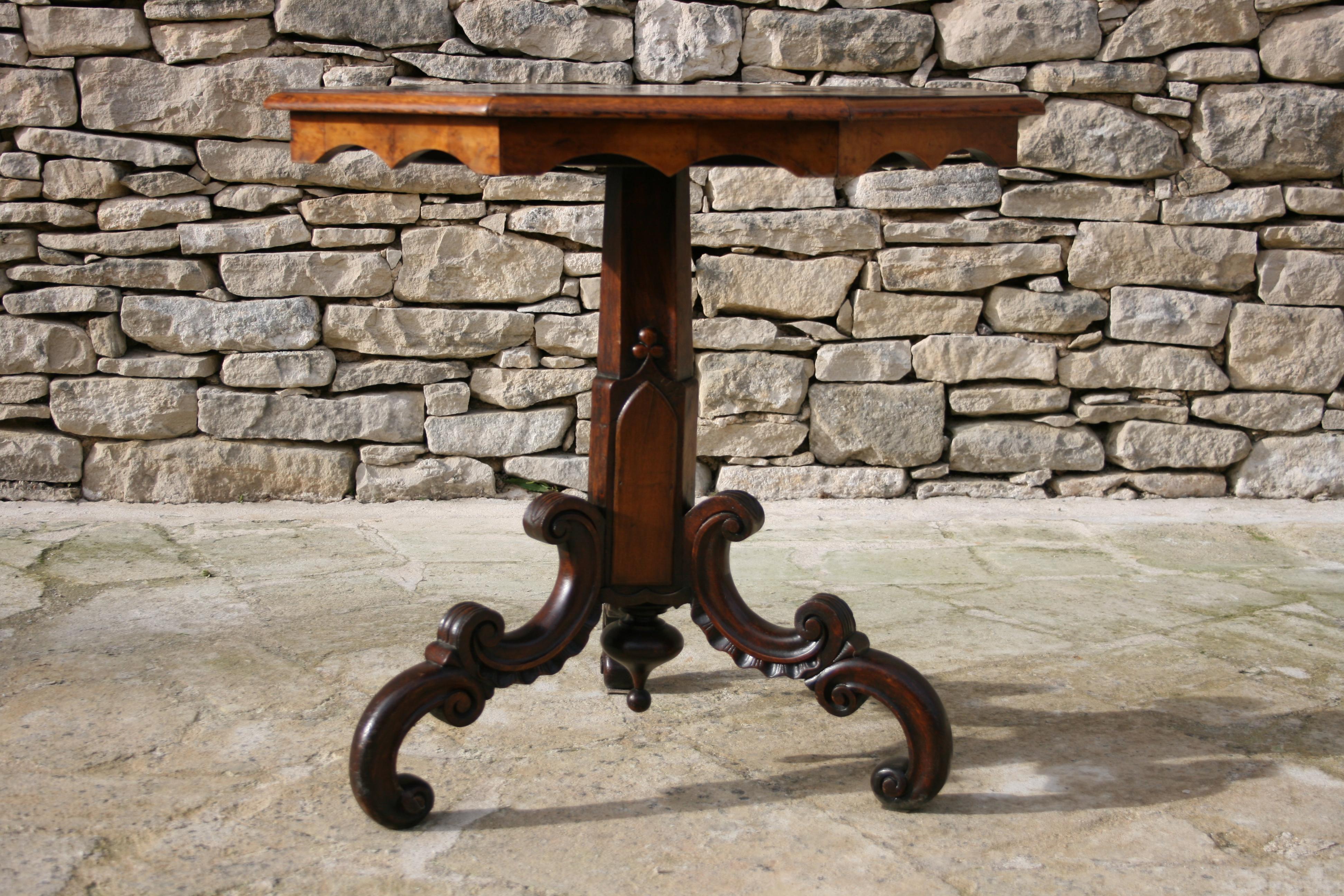 Impressive 19th century Italian pedestal table with flamed veneer inlay decoration and carved detailing to the base.
