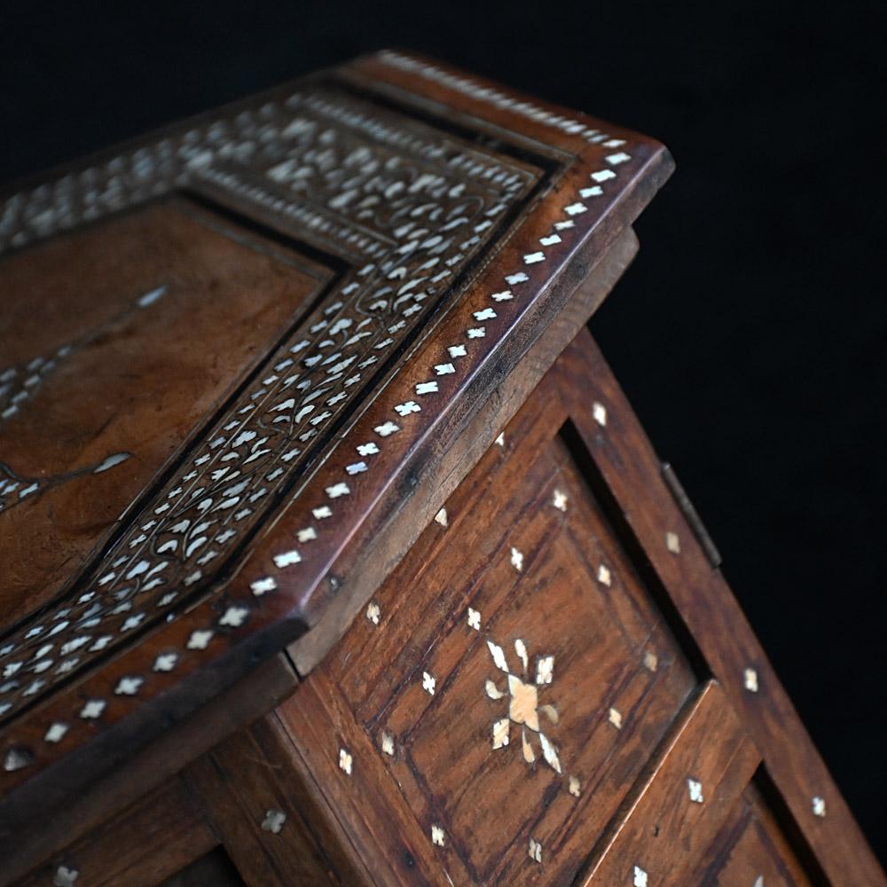 19th century inlayed Hoshiarpur occasional folding side table In Good Condition In London, GB