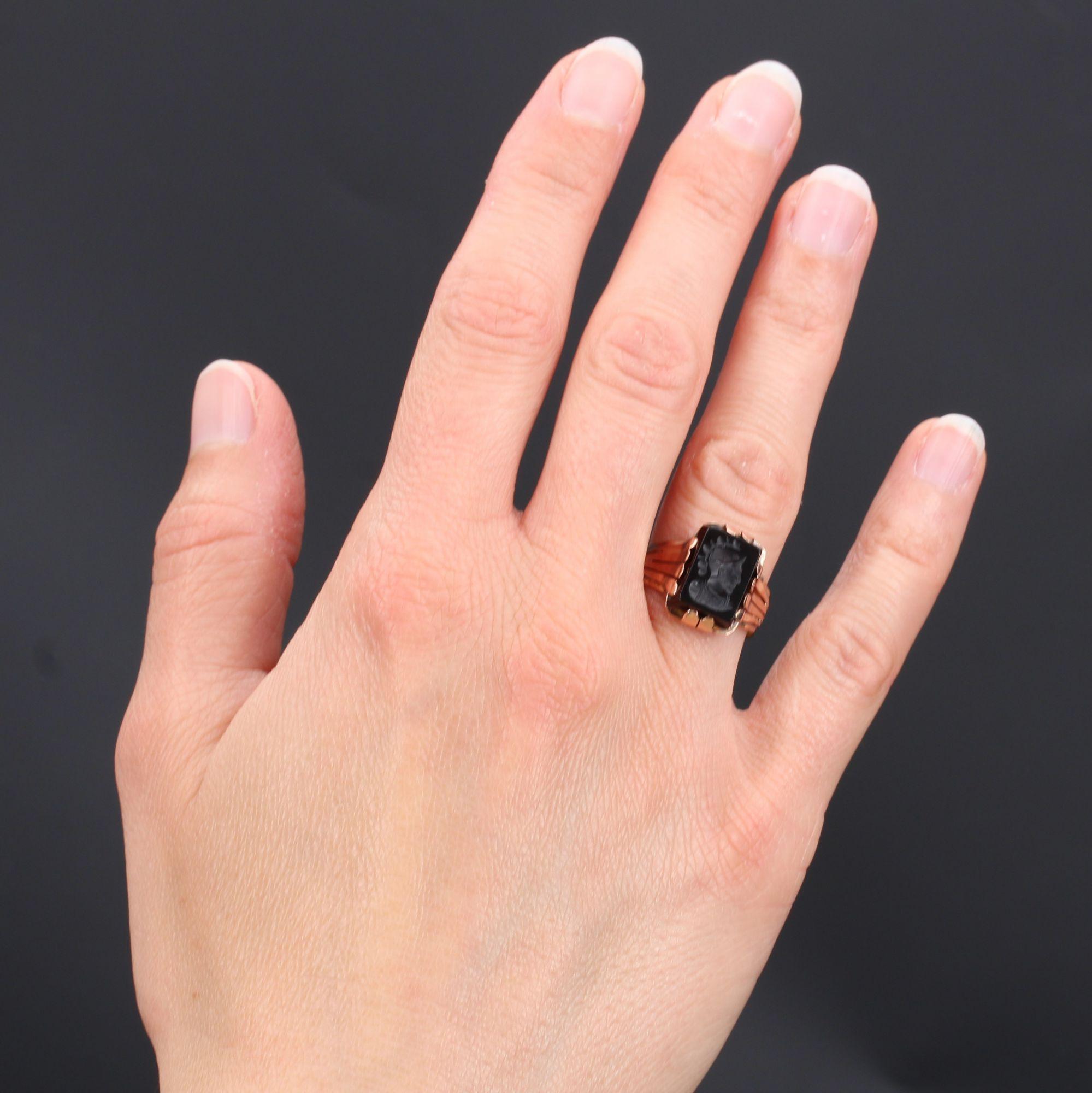 Ring in 18 karat rose gold.
Antique ring, it is decorated with an intaglio on agate representing a helmeted man. It is held on all its sides by pallets.
Height : 14,5 mm, width : 10,1 mm approximately, thickness : 4,4 mm, width of the ring at the
