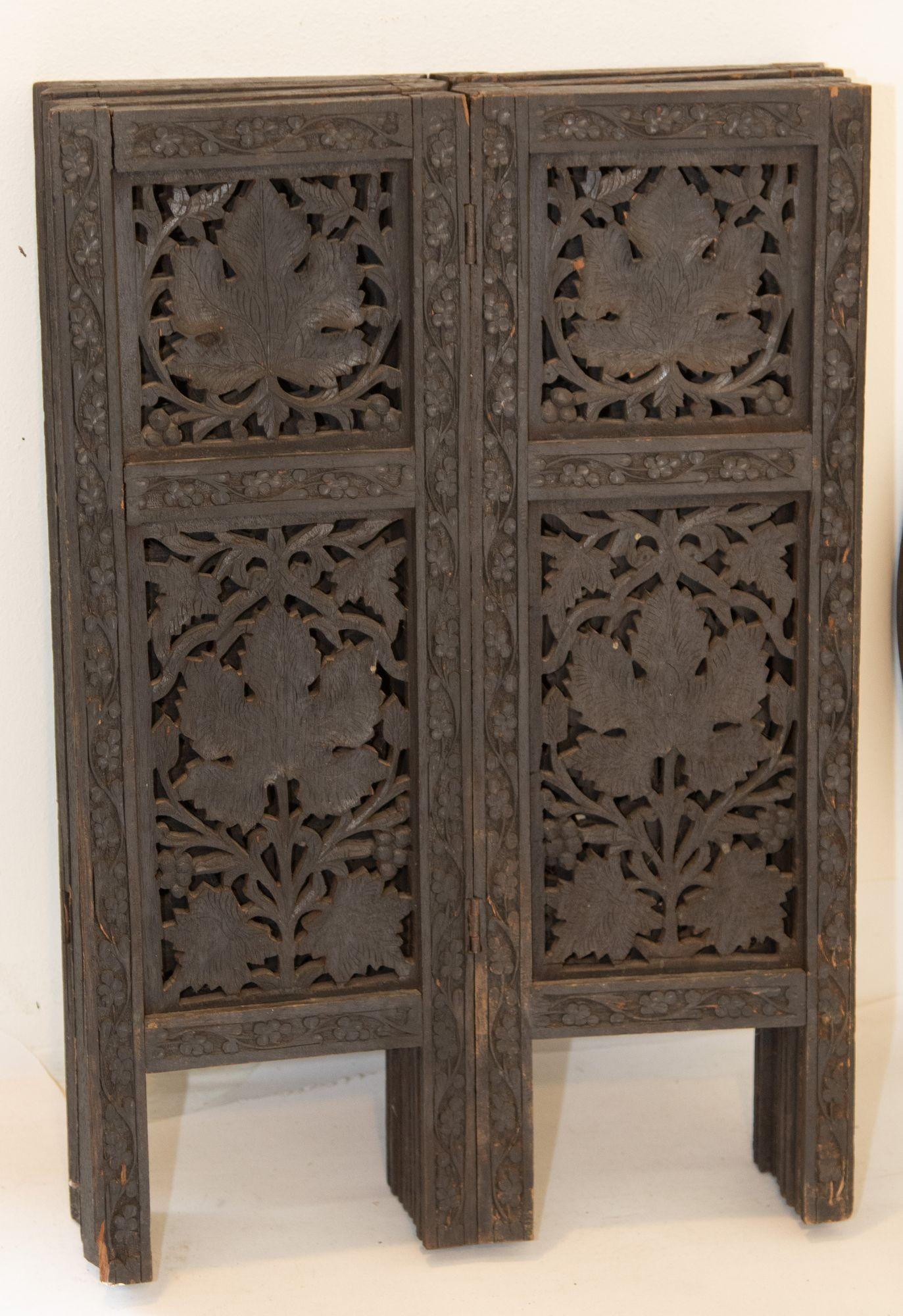 Table d'appoint anglo-indienne du 19e siècle, sculptée de façon complexe en vente 4