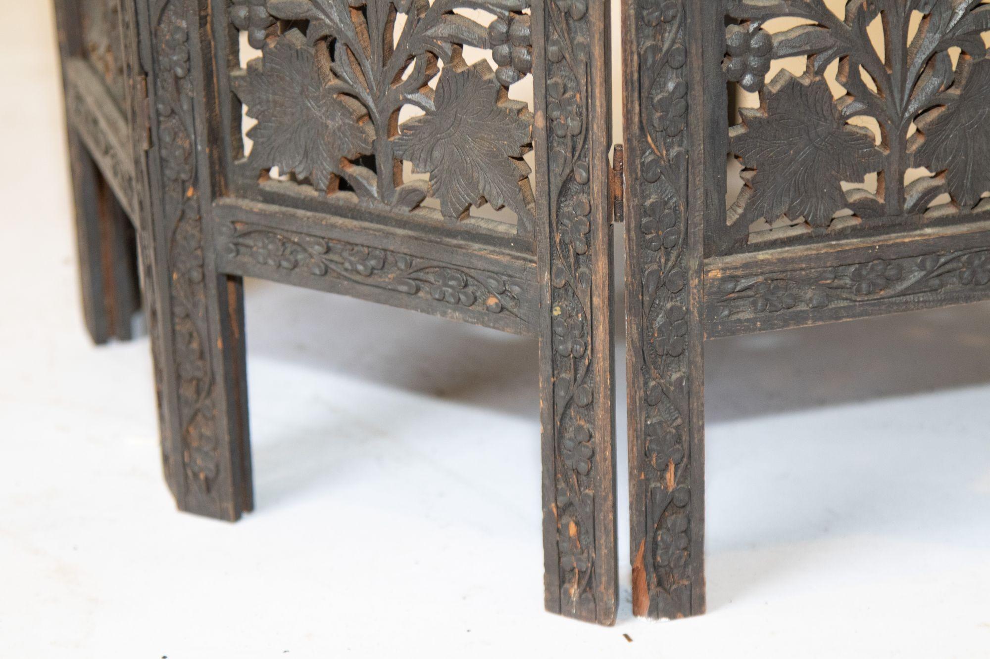 Indien Table d'appoint anglo-indienne du 19e siècle, sculptée de façon complexe en vente