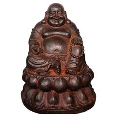 Buddha sorridente cinese del XIX secolo Iorn seduto su un loto