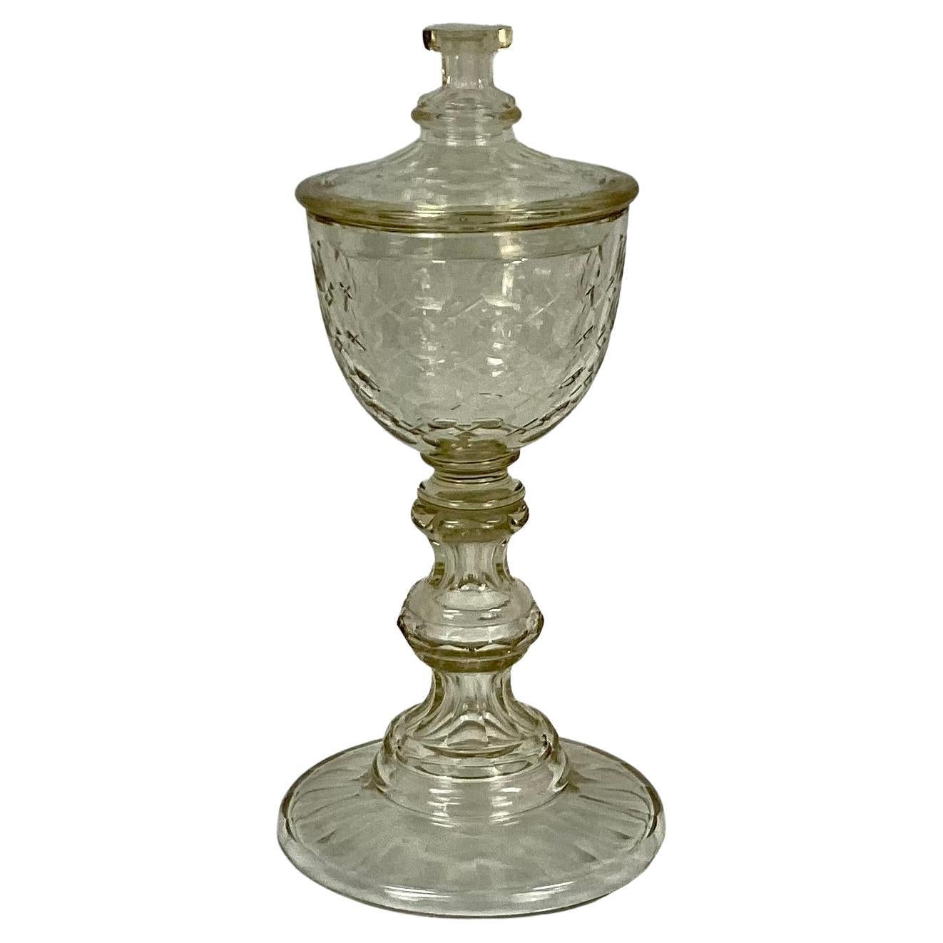 Compotier haut en cristal taillé irlandais du 19ème siècle avec couvercle en vente