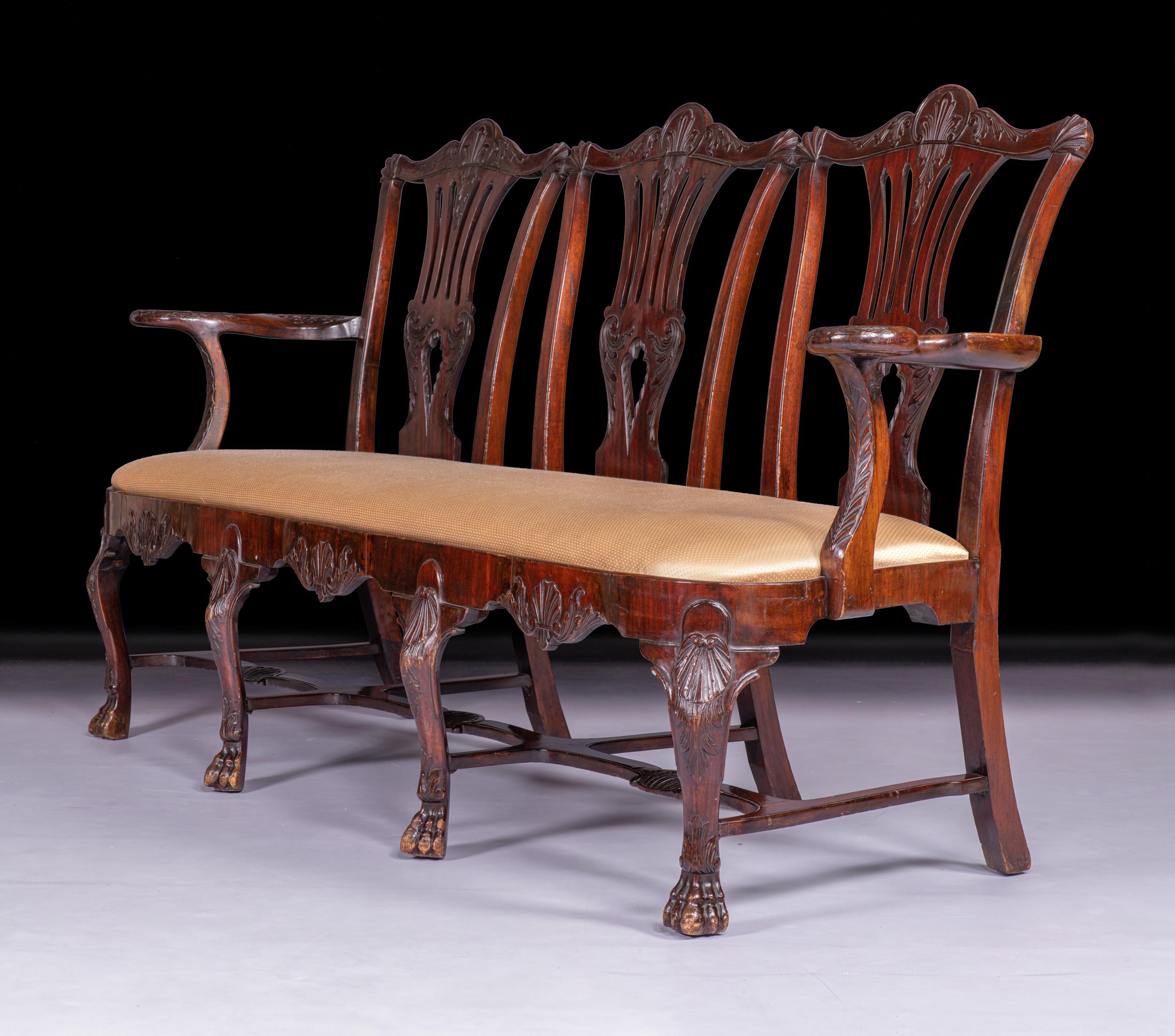 Irische Dreifachstuhlrücken-Sessel im George-III-Stil des 19. Jahrhunderts von Butler aus Dublin (Mahagoni) im Angebot
