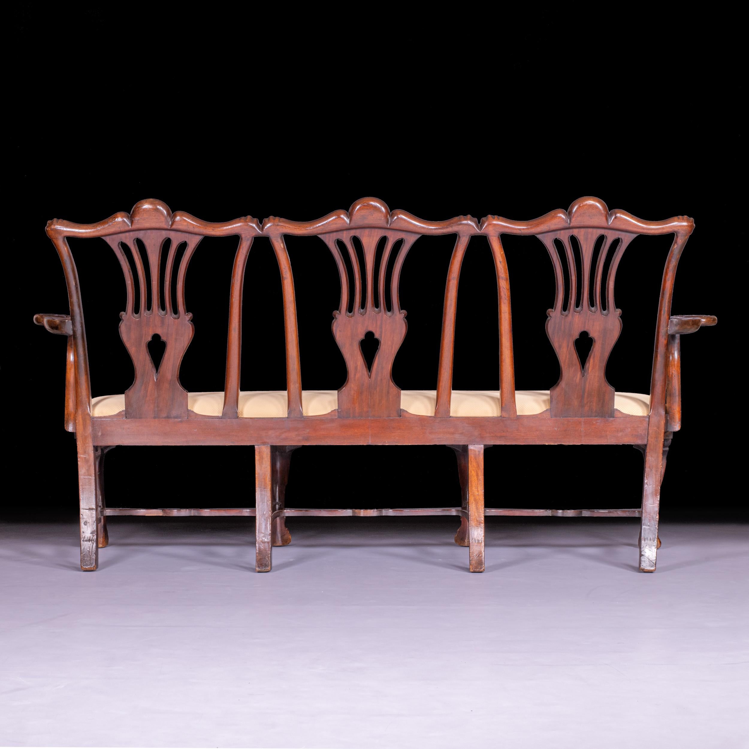 Irische Dreifachstuhlrücken-Sessel im George-III-Stil des 19. Jahrhunderts von Butler aus Dublin im Angebot 2