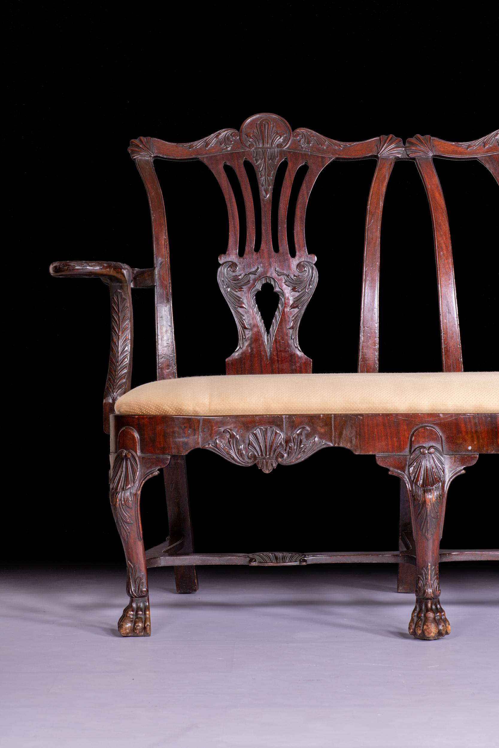 Irische Dreifachstuhlrücken-Sessel im George-III-Stil des 19. Jahrhunderts von Butler aus Dublin im Angebot 3