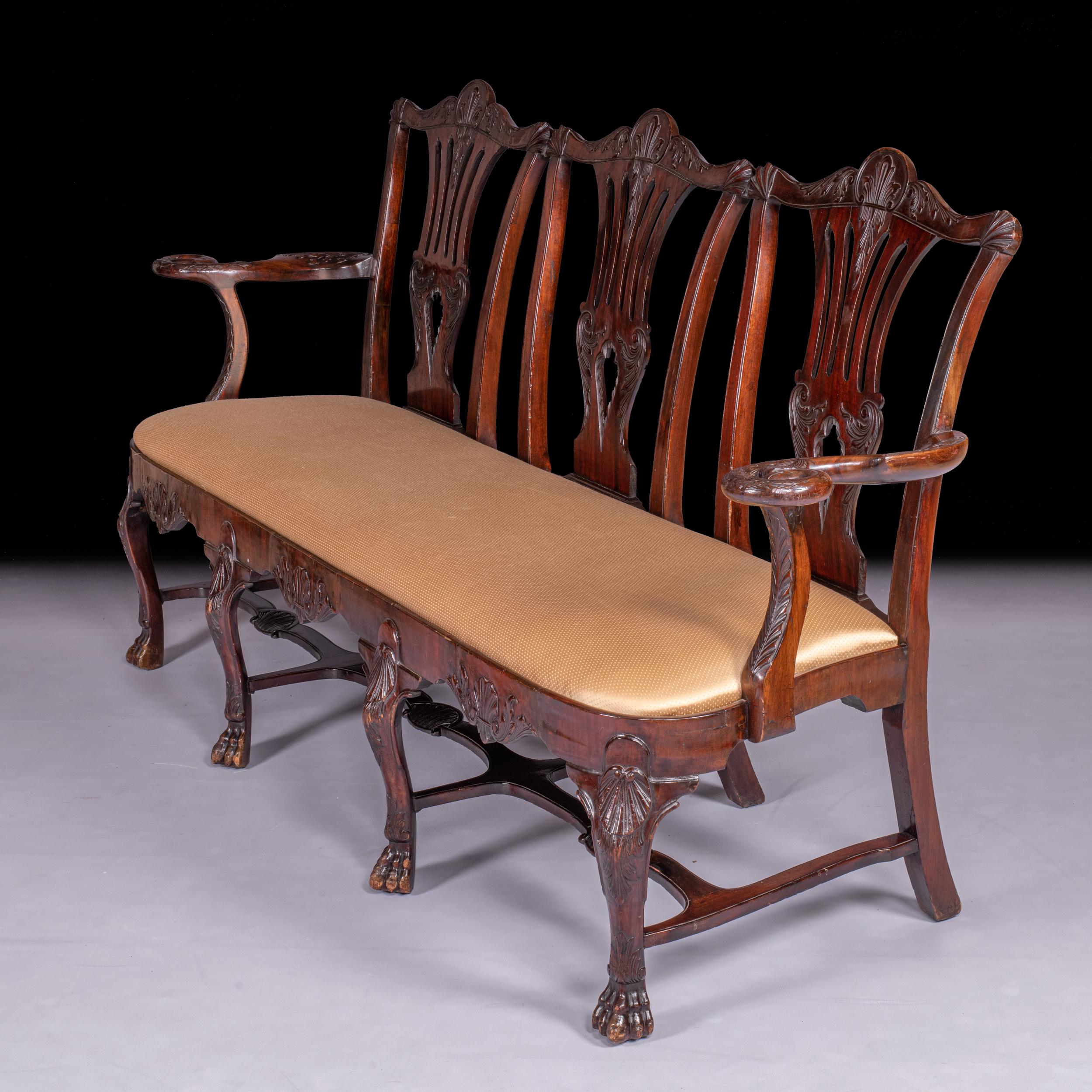 Irische Dreifachstuhlrücken-Sessel im George-III-Stil des 19. Jahrhunderts von Butler aus Dublin im Angebot 4