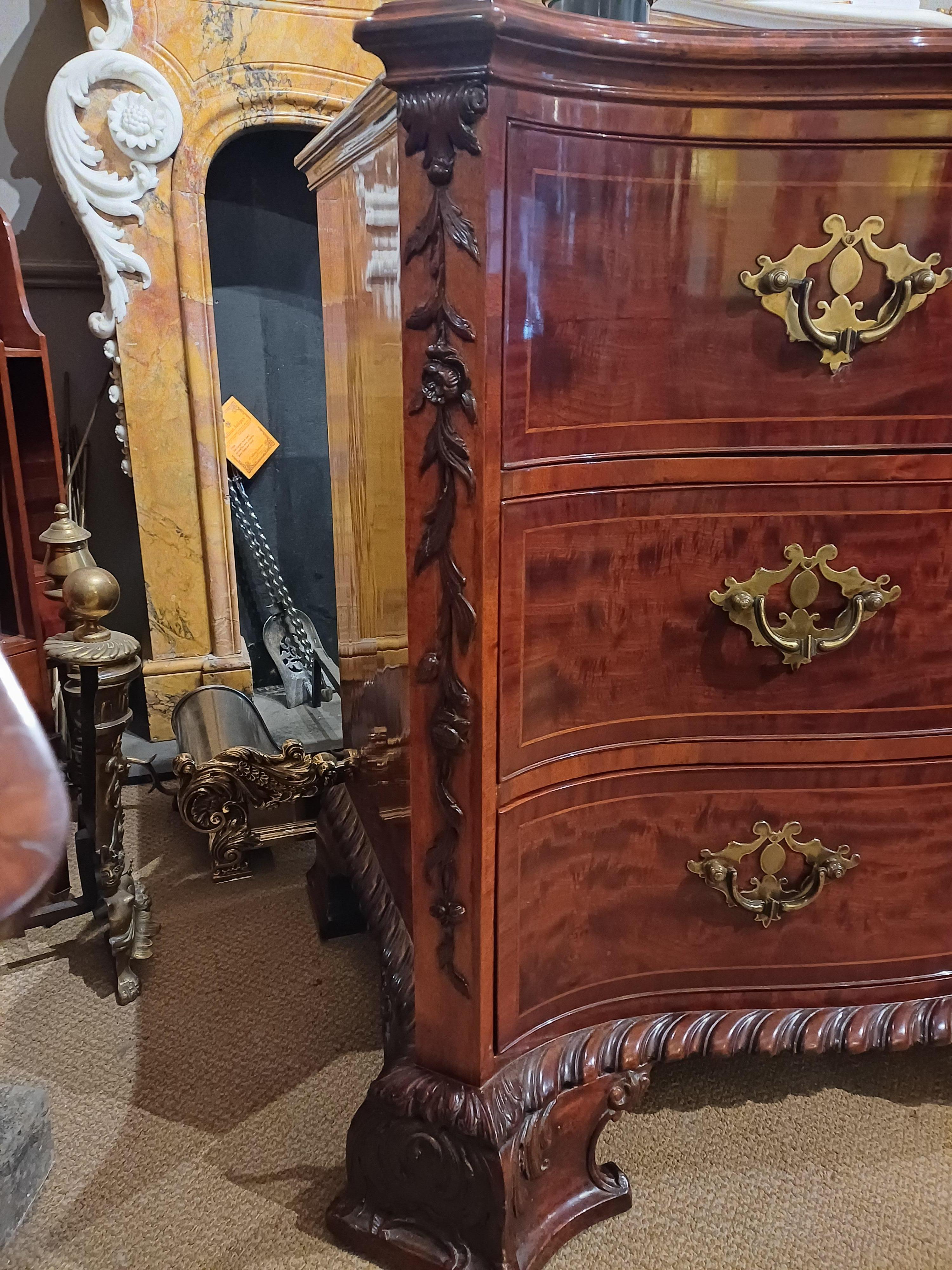 Georgiano Commodo secretaire in mogano irlandese del XIX secolo in vendita