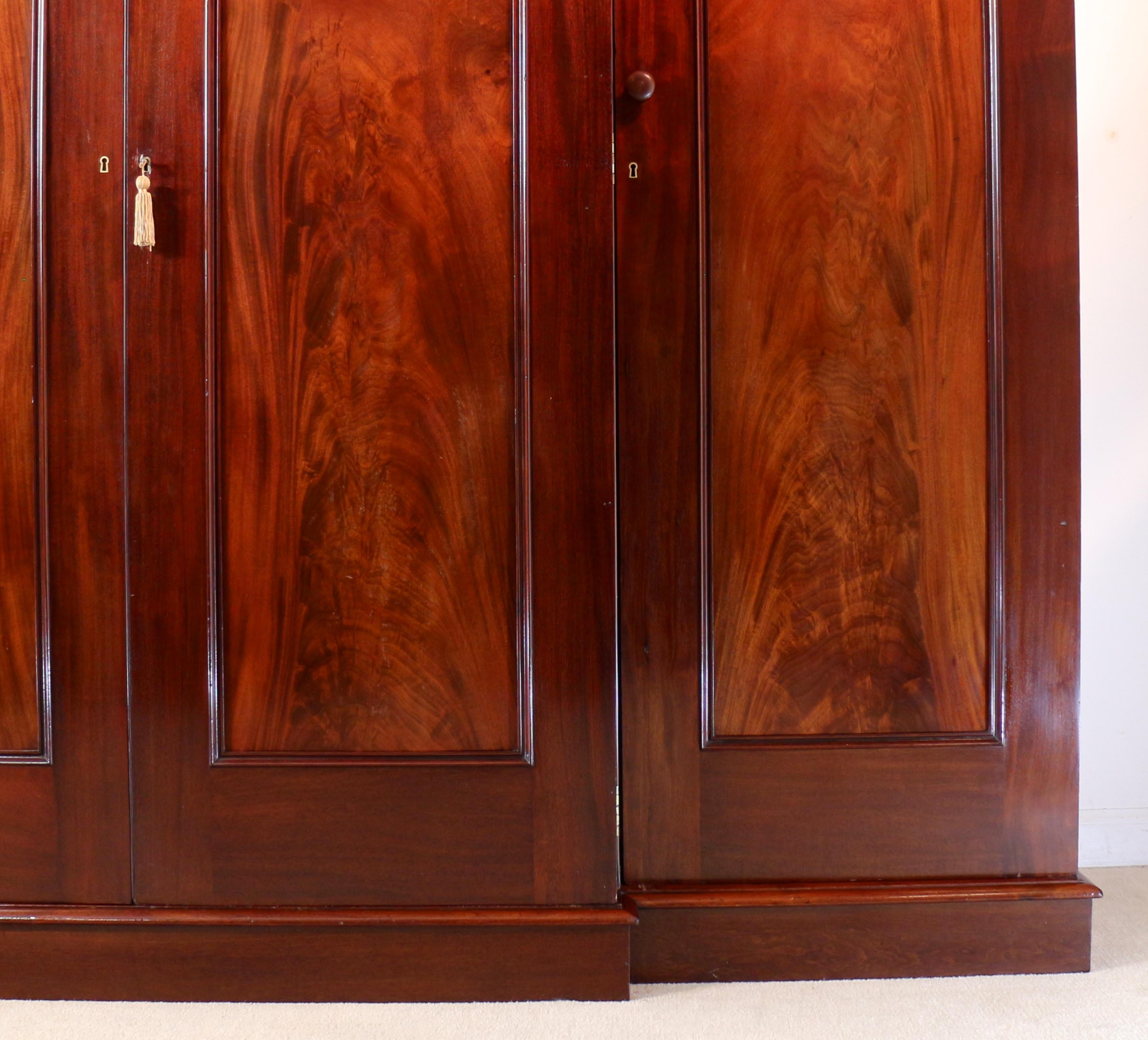 19th Century Irish Mahogany Breakfront Wardrobe by Robert Strahan of Dublin In Good Condition For Sale In Glasgow, GB