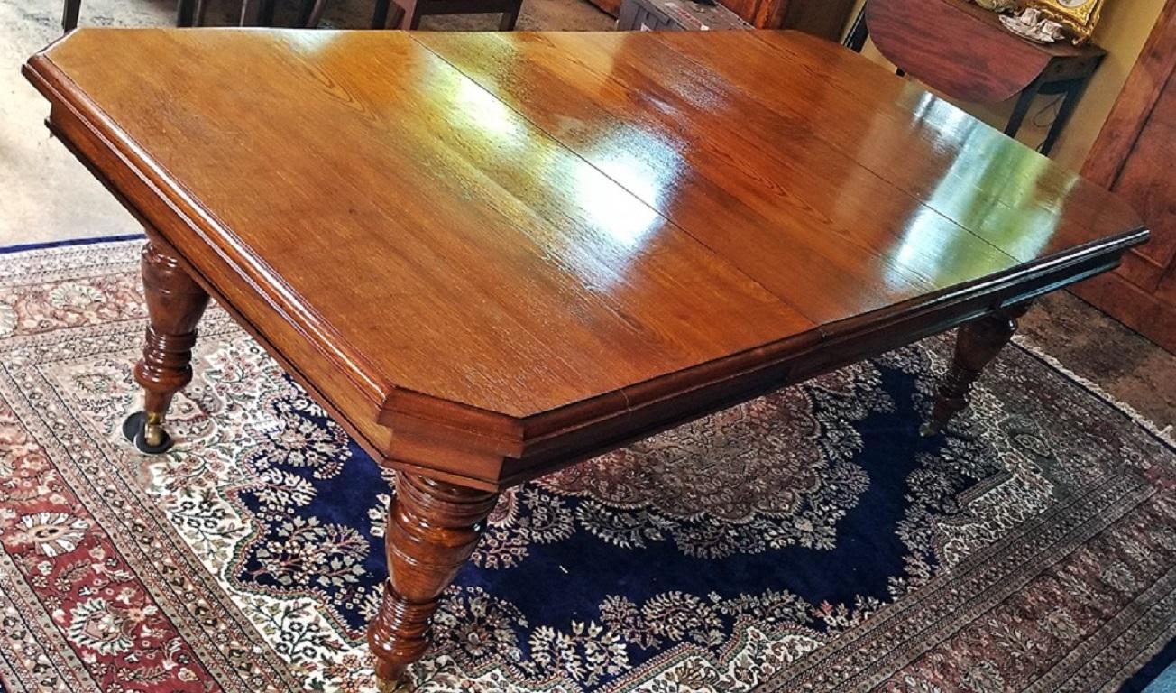 19th Century Irish Country Squire's Oak Telescopic Dining Table In Good Condition For Sale In Dallas, TX