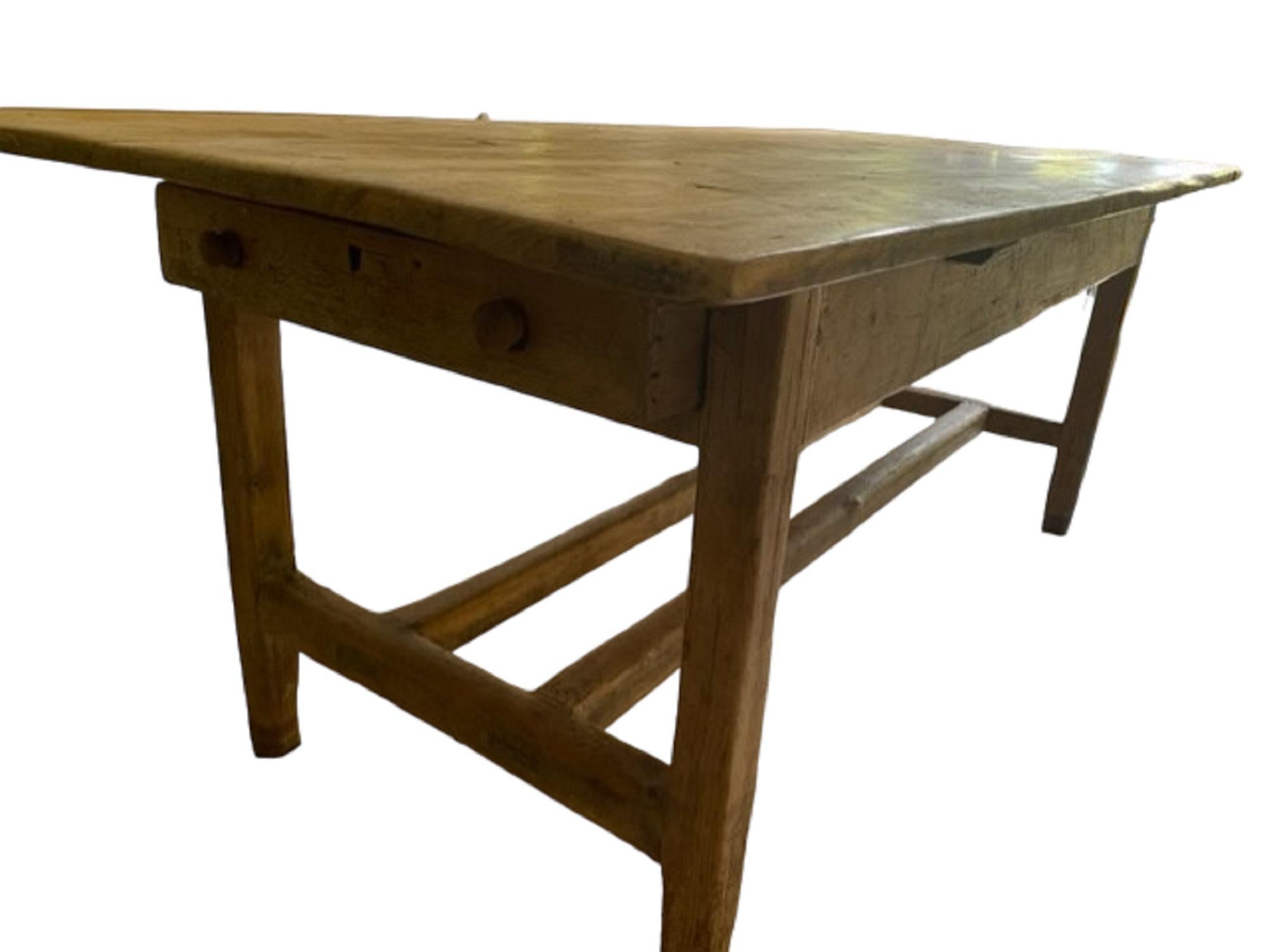 Table de ferme en pin irlandais du XIXe siècle en vente 3