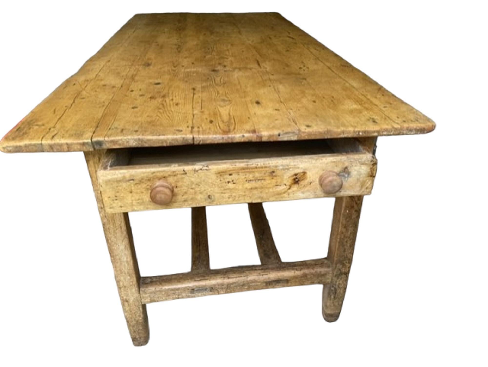 Table de ferme en pin irlandais du XIXe siècle en vente 8