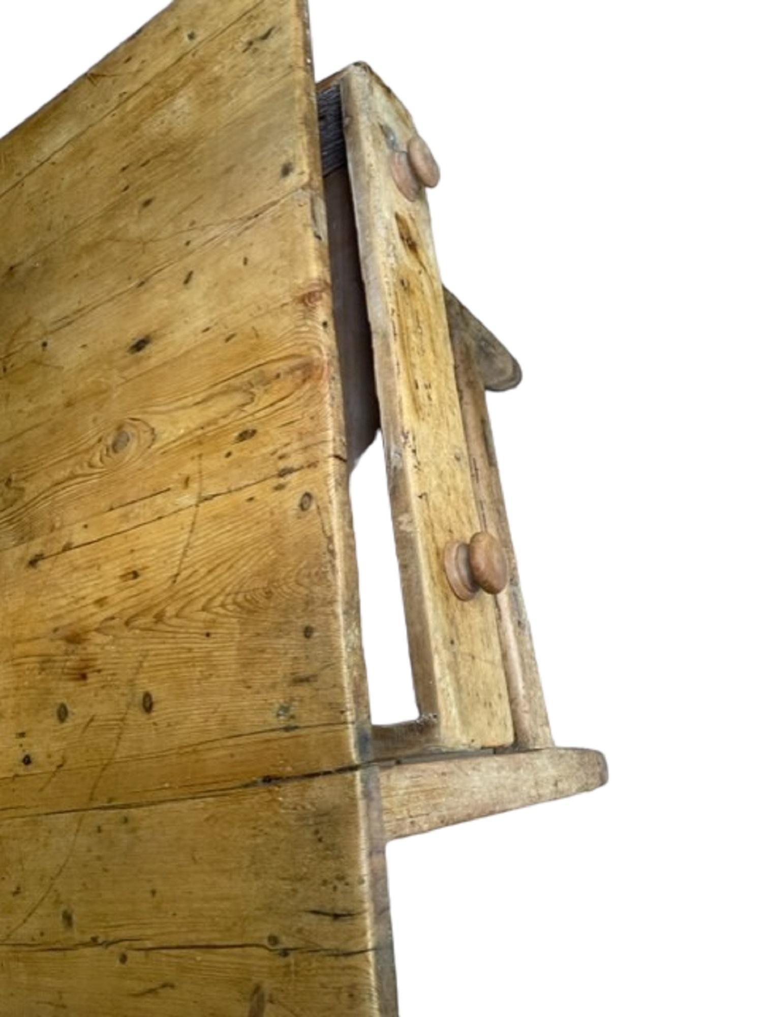 Table de ferme en pin irlandais du XIXe siècle en vente 9