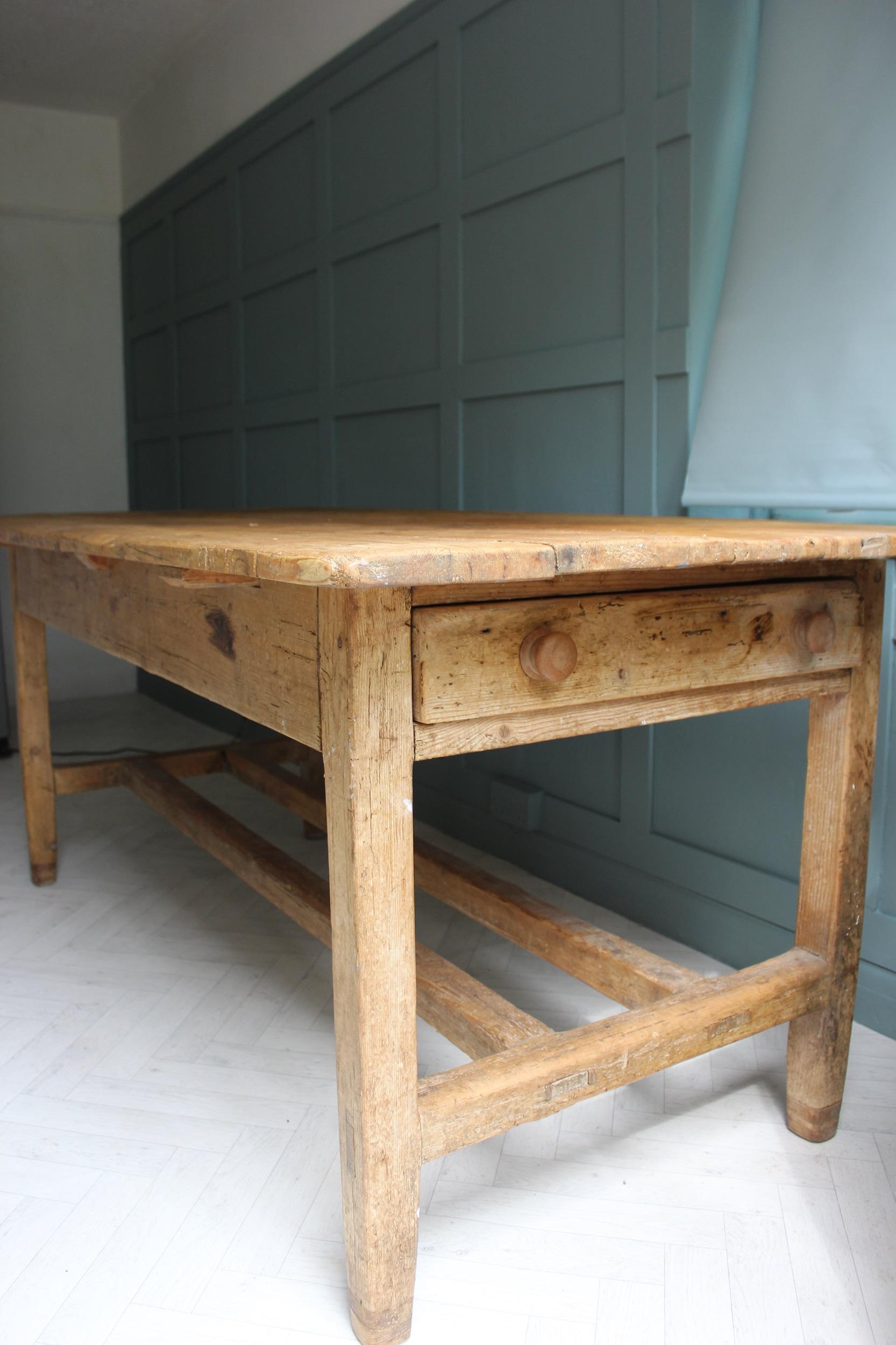 Table de ferme en pin irlandais du XIXe siècle en vente 13