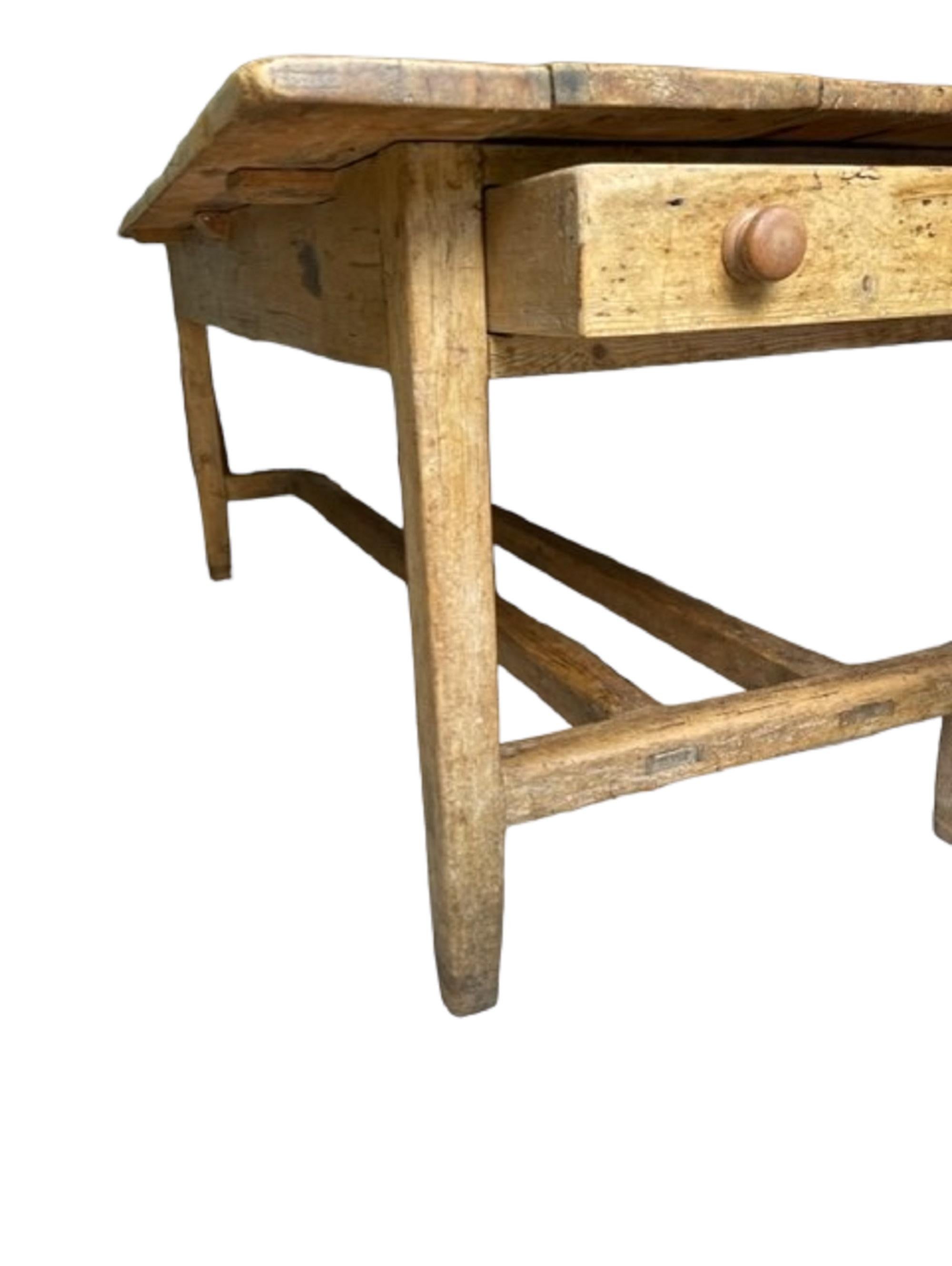 Table de ferme en pin irlandais du XIXe siècle Bon état - En vente à Seaford, GB