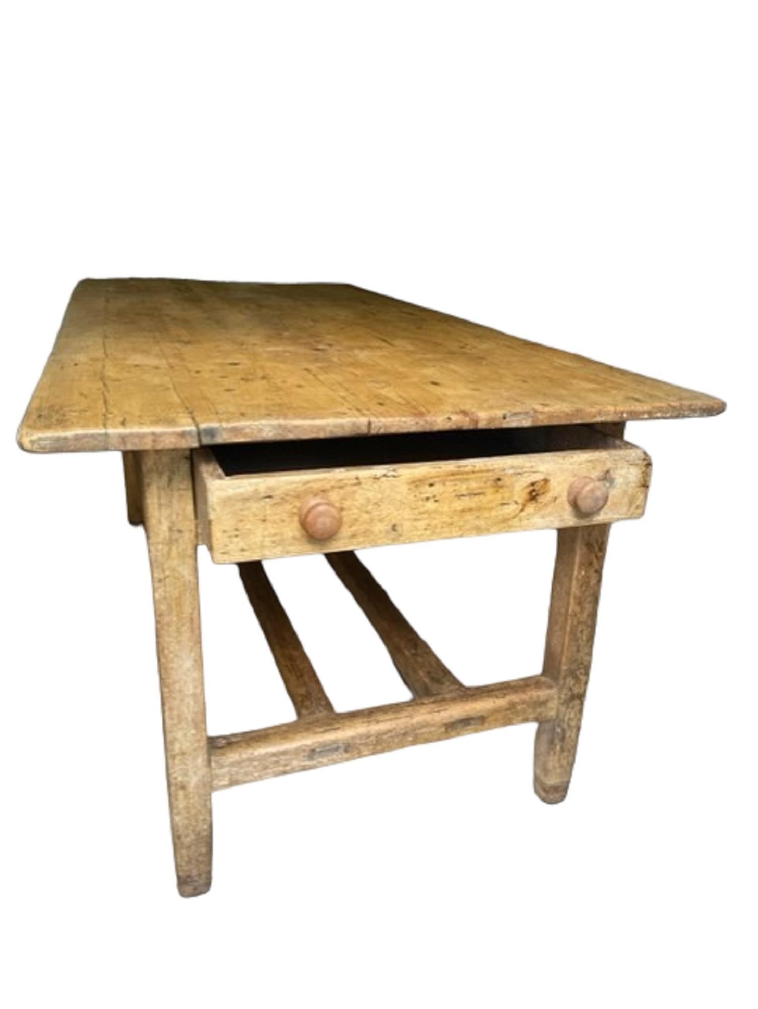Pin Table de ferme en pin irlandais du XIXe siècle en vente