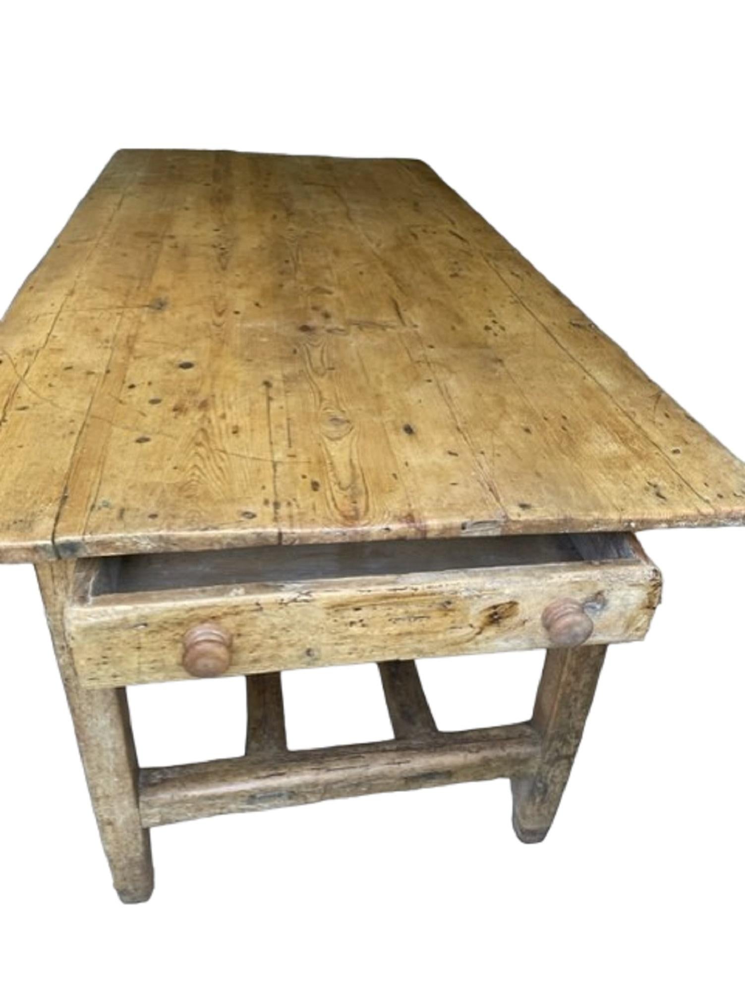 Table de ferme en pin irlandais du XIXe siècle en vente 2
