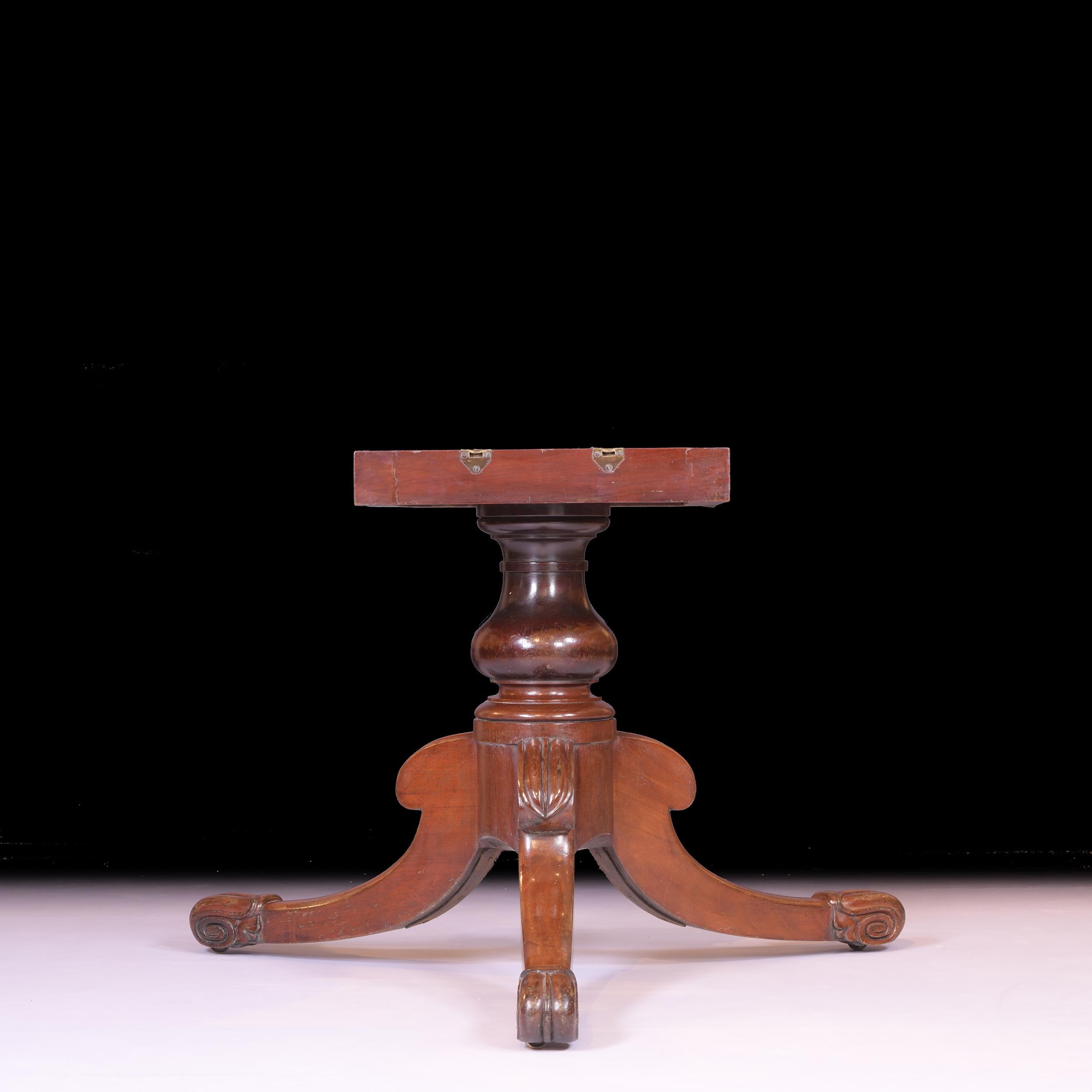 Mahogany 19th Century Irish Regency Centre / Dining Table By R. Strahan Of Dublin For Sale