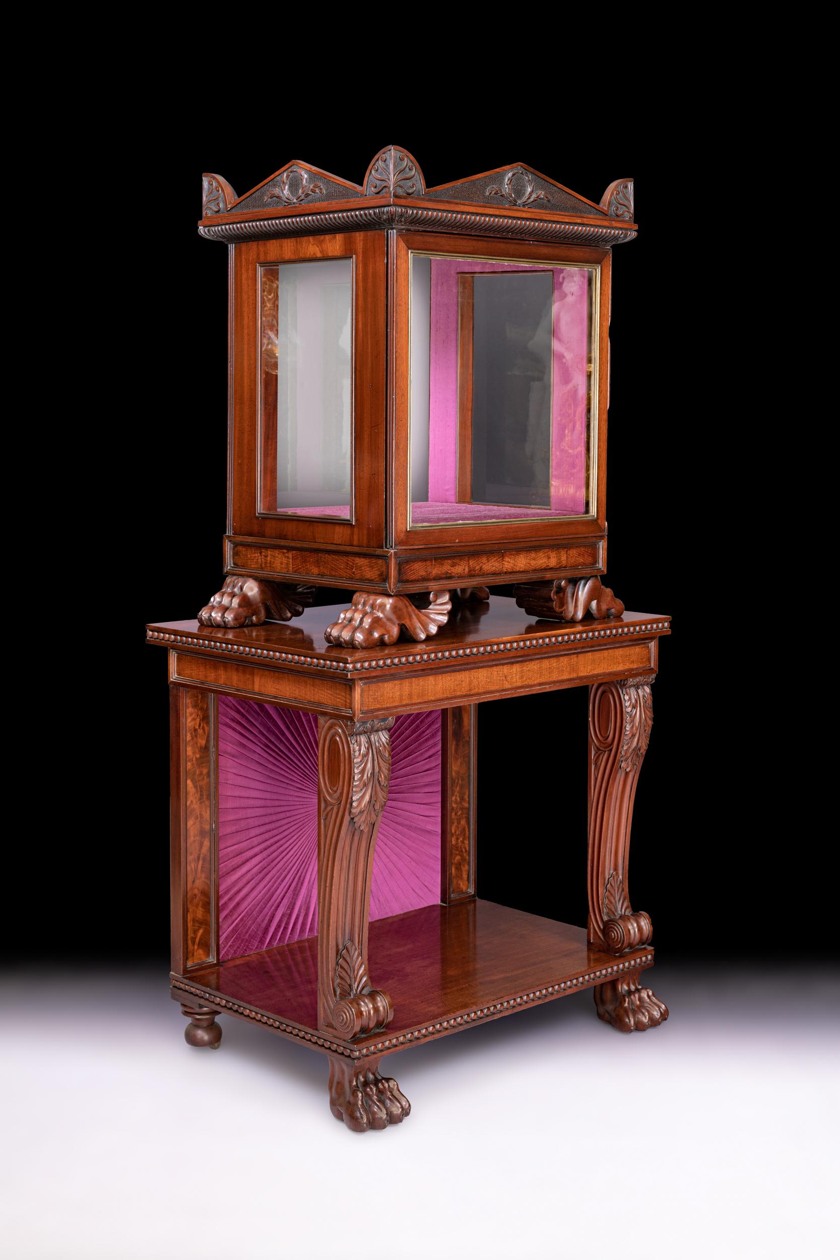 Acajou Trophée/meuble de présentation de style Régence irlandais du 19ème siècle estampillé Gillington's Dublin en vente