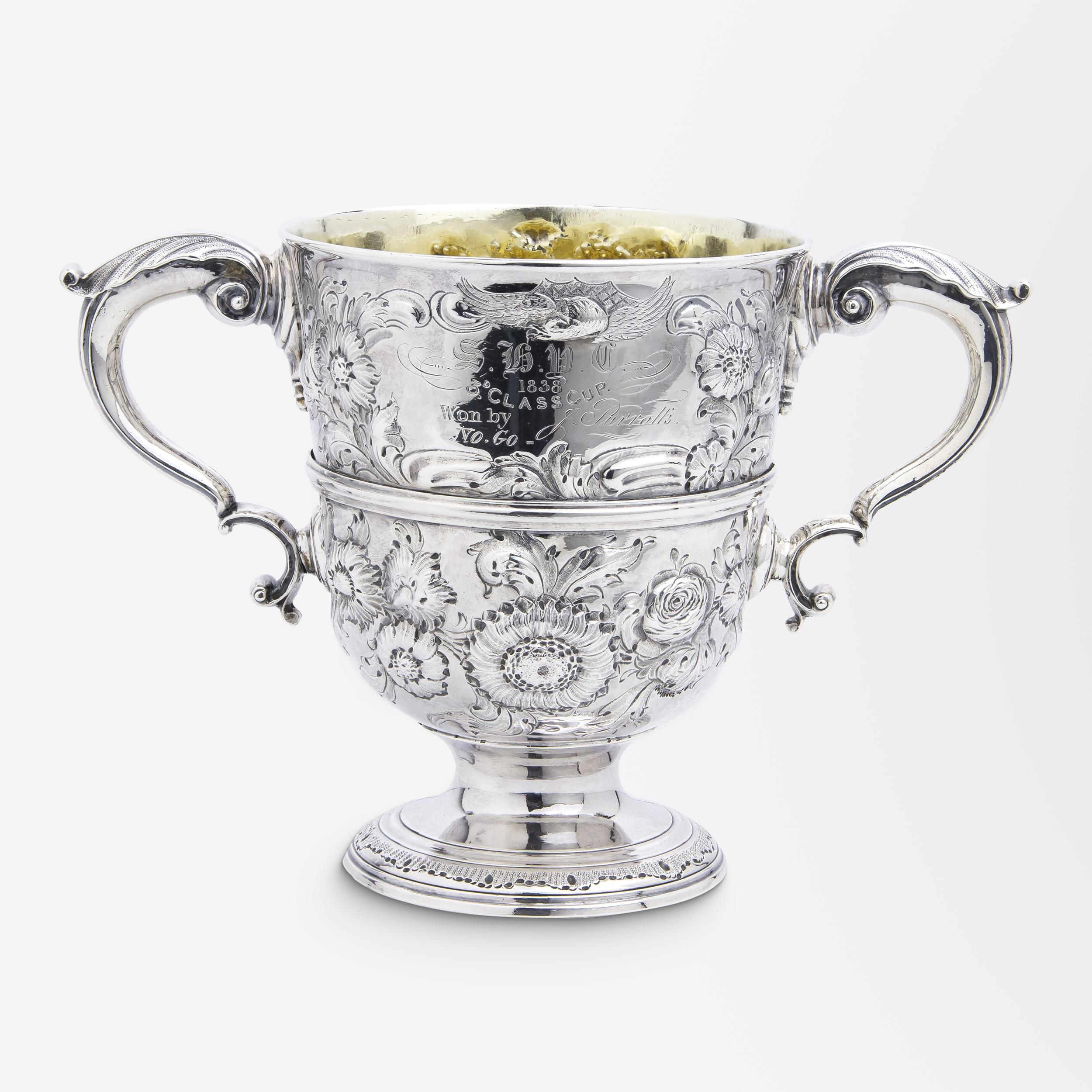 Questa incantevole coppa da trofeo in repousse del XIX secolo è stata realizzata a Dublino ed è un bellissimo esempio di argenteria irlandese. Il pezzo in argento sterling è caratterizzato da dettagliati motivi floreali in repousse e da elaborati