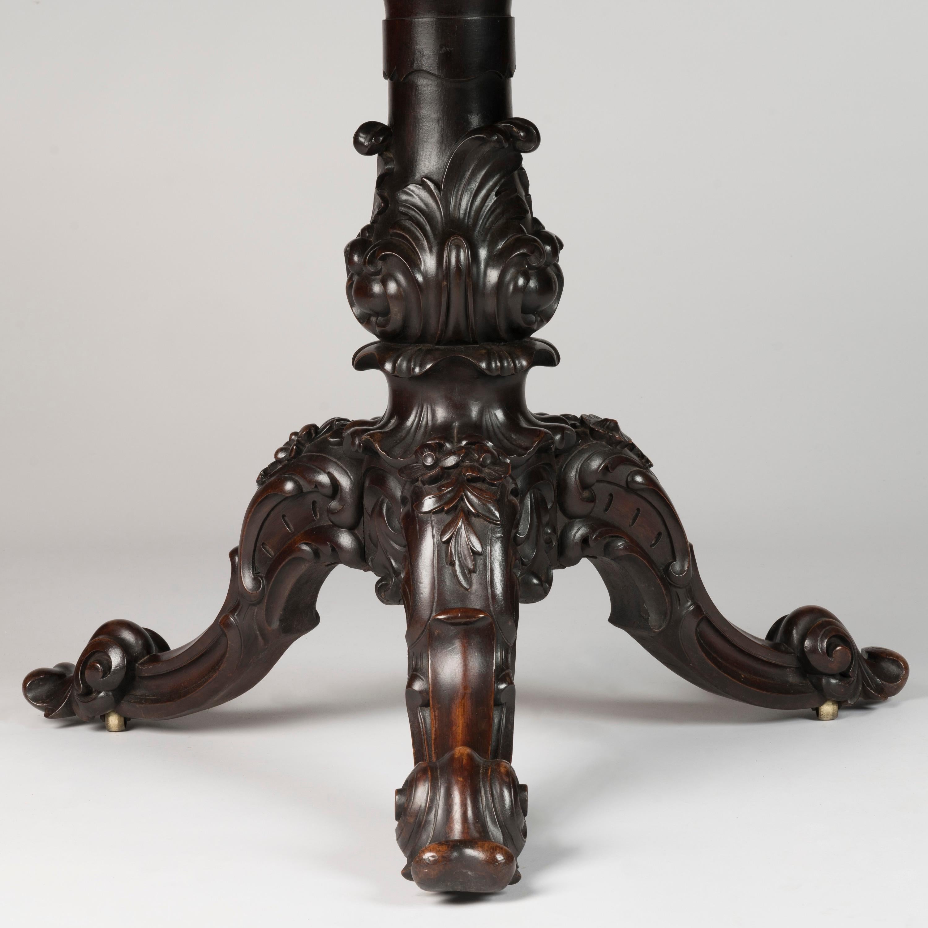 19th Century Irish Table with Marble-Inlaid Top having Aristocratic Coat of Arms In Good Condition For Sale In London, GB