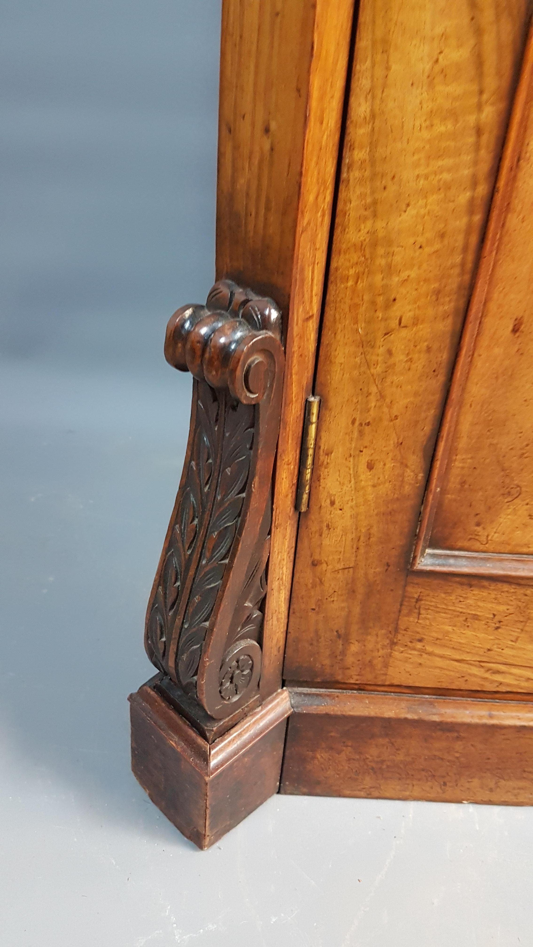 19th Century Irish Walnut Bookcase Cabinet In Distressed Condition For Sale In Bodicote, Oxfordshire