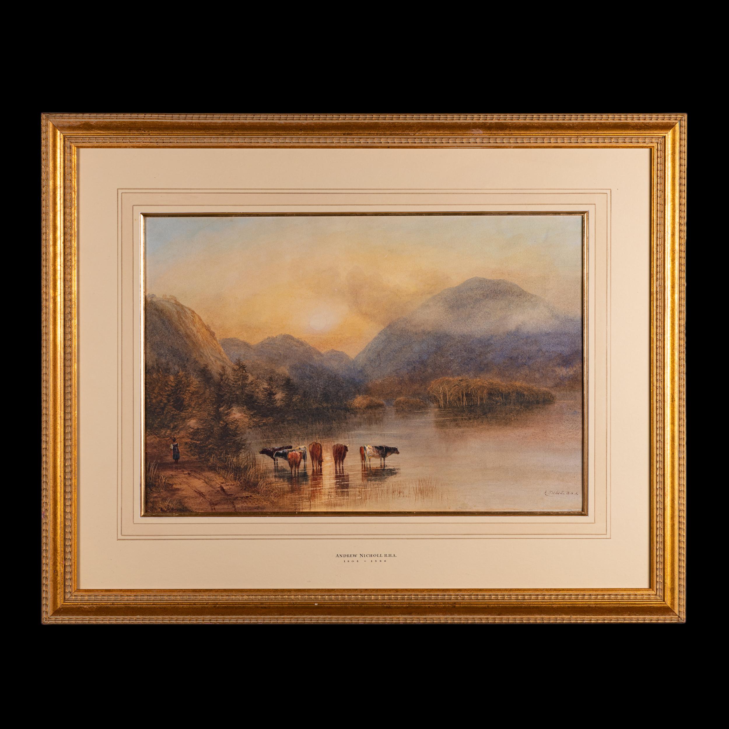 Aquarell: H: 34,5 cm ; B: 50,5 cm ; Rahmen: H: 59,5 cm ; B: 75 cm

Künstler: Andrew Nicholl R.H.A. (1804-1886)

Medium: Aquarell auf Papier, rechts unten signiert A. Nicholl R.H.A.

Eine fein ausgeführte Landschaft, die Rinder beim Sonnenuntergang