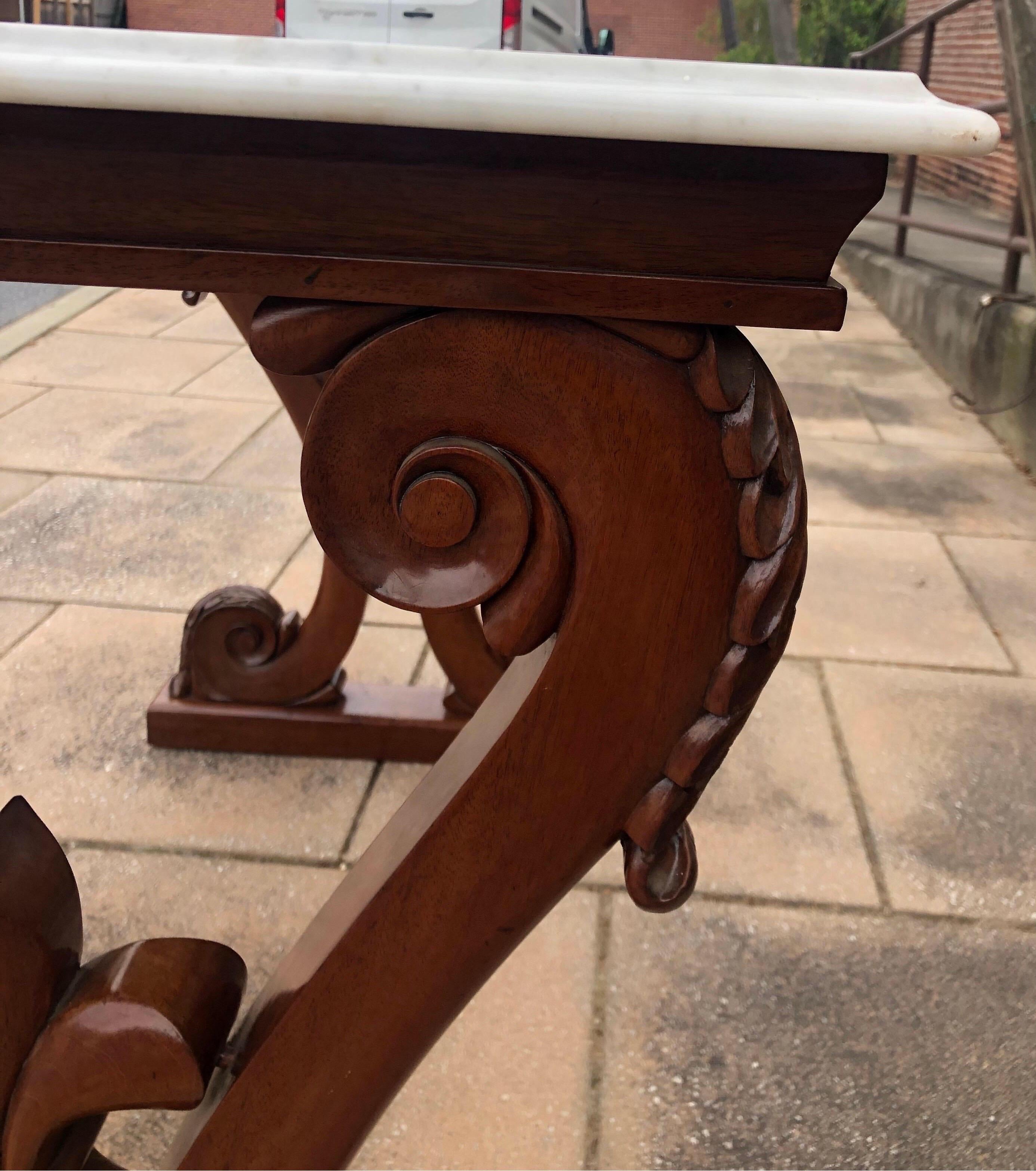 19th century Irish William IV Marble-Top Mahogany Hall Table with Fleur de Lys For Sale 8