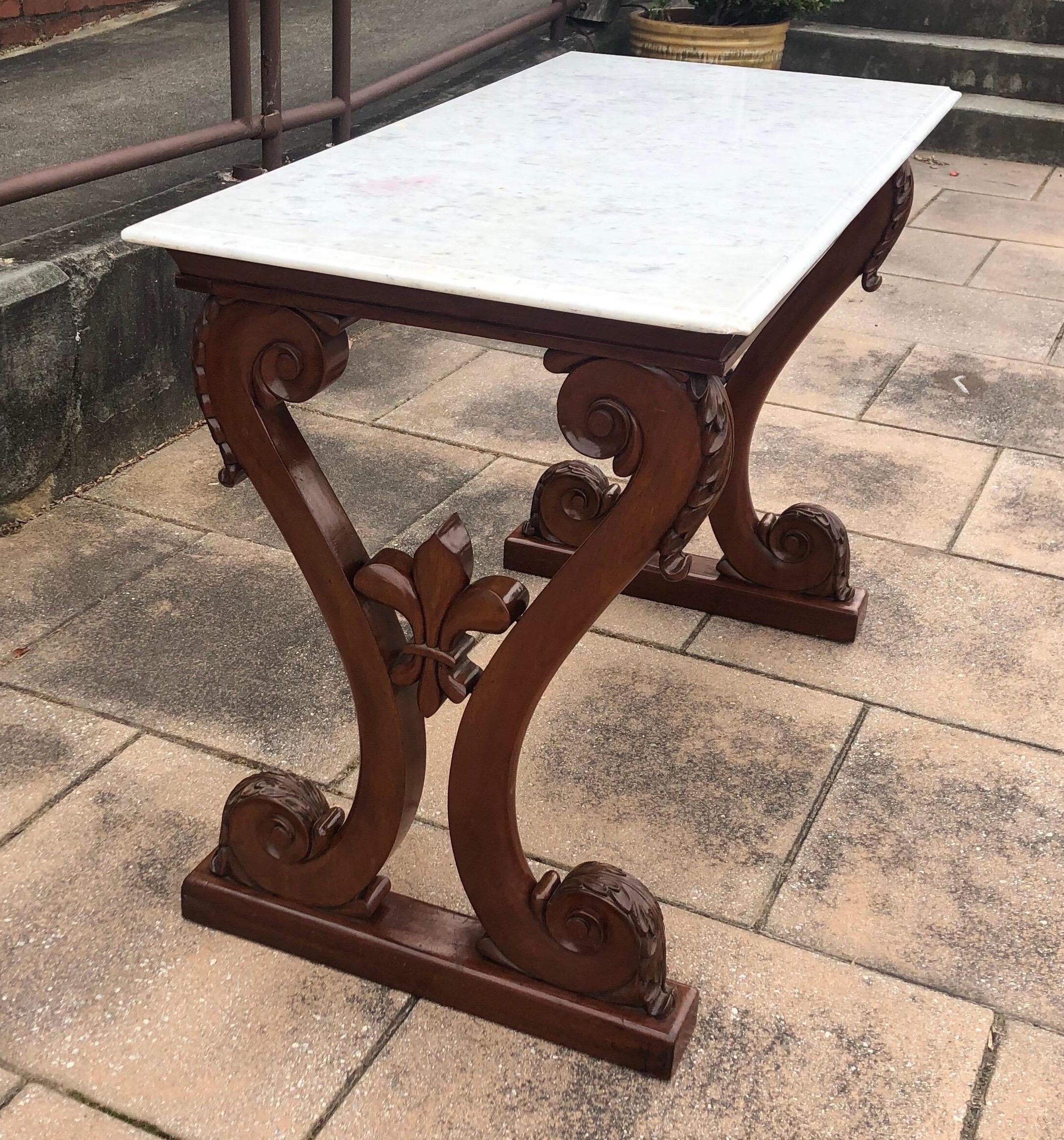 19th century Irish William IV Marble-Top Mahogany Hall Table with Fleur de Lys In Good Condition For Sale In Charleston, SC