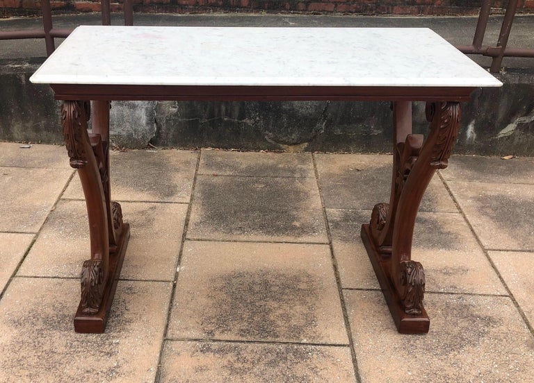 19th Century 19th century Irish William IV Marble-Top Mahogany Hall Table with Fleur de Lys For Sale