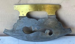 Tritatutto in ferro e ottone del XIX secolo con design a ritaglio